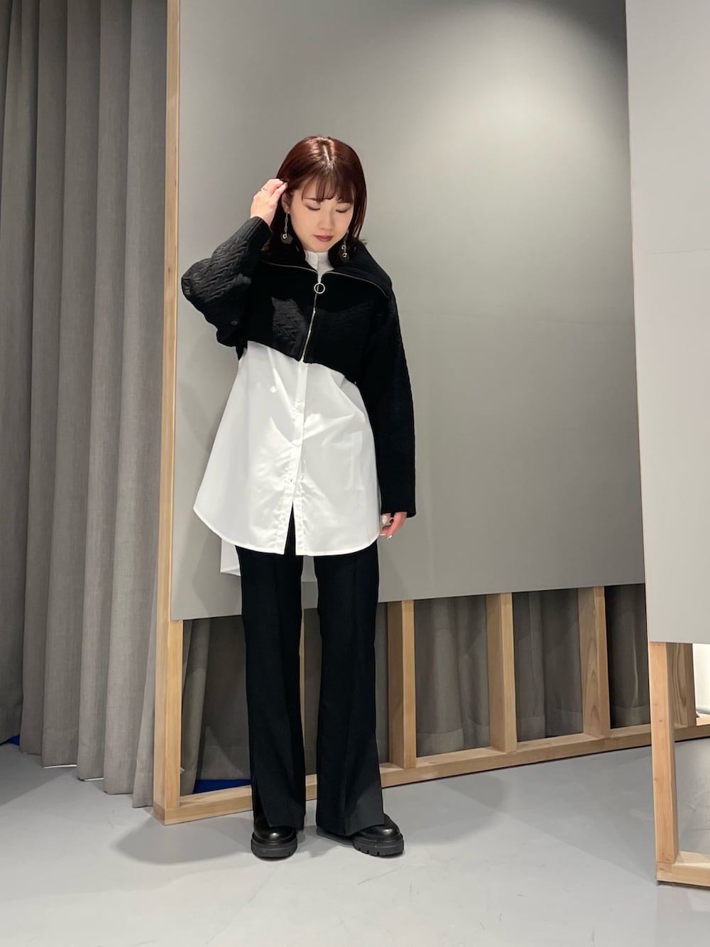 ベージュ系のトレンチコート、ブラック系のニット/セーター、ブラック系のパンツを着用したレディースの冬コーディネートの3枚目の写真