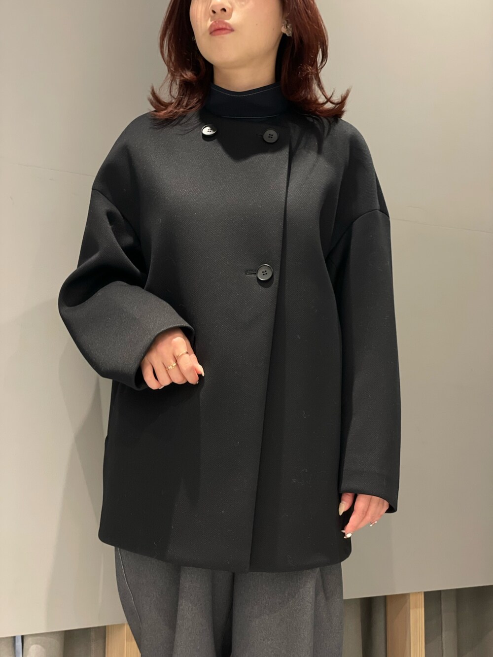 ブラック系のその他アウター、ブルー系のシャツ/ブラウス、グレー系のその他パンツを着用したレディースの冬コーディネートの2枚目の写真