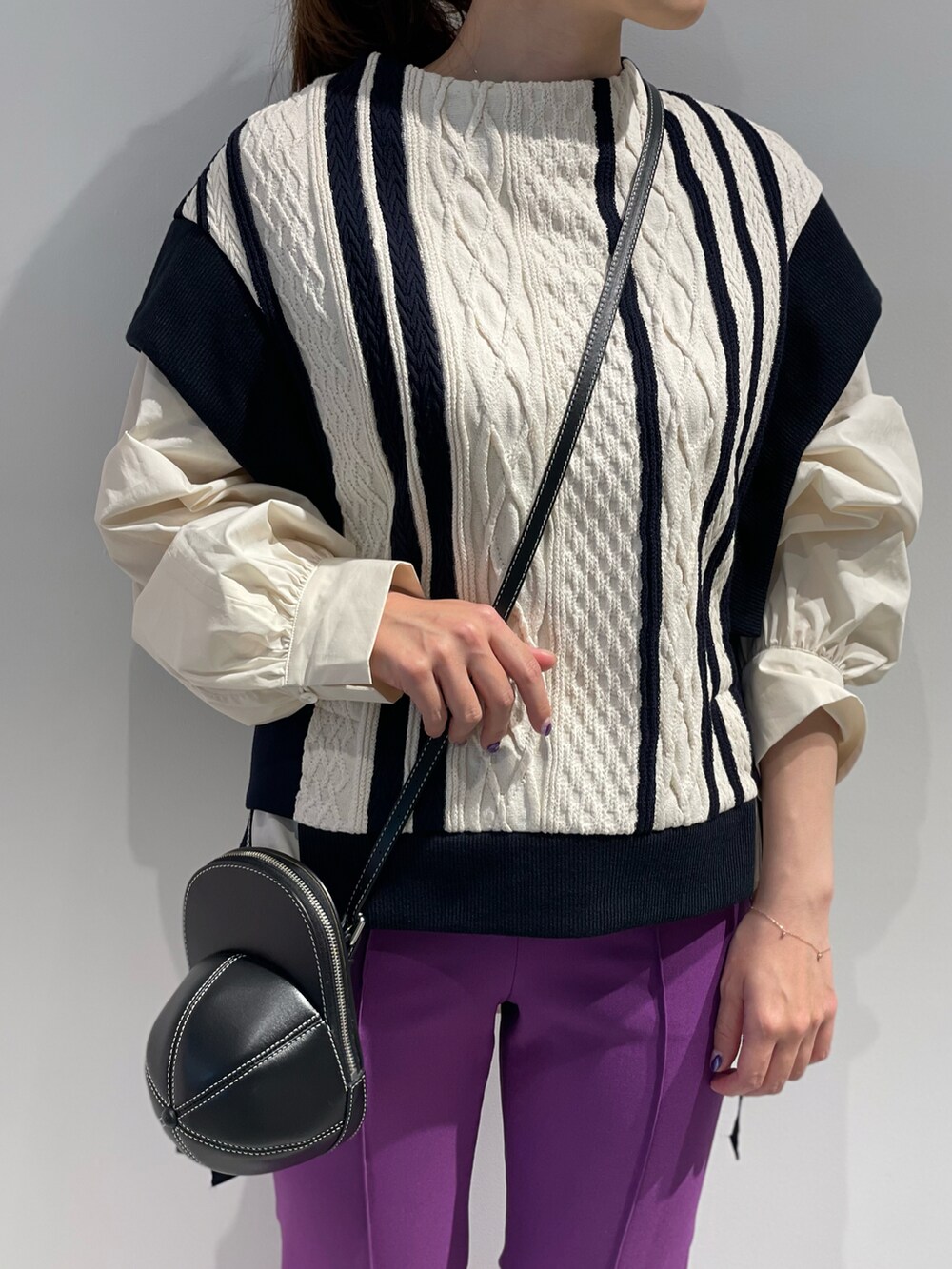 「MIHARAYASUHIRO、スニーカーコーデ、パープル、異素材、LOVELESS、低身長、セレクトショップ、秋コーデ、JWANDERSON、秋服準備はじめました」｜「LOVELESSのカラーストレッチスリムパンツ（その他パンツ、パープル系）」を使った、misakiさん（レディース・157cm）の秋コーディネートの2枚目の写真