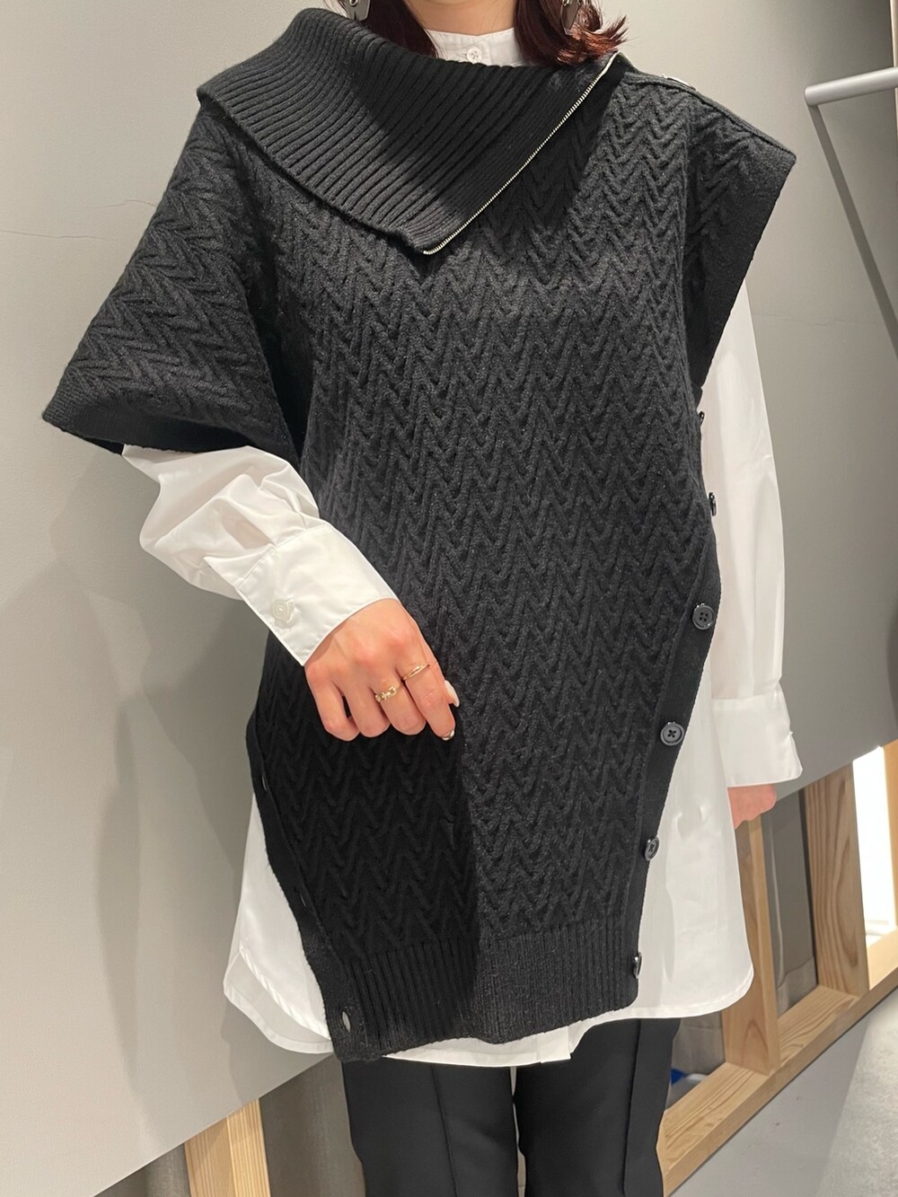 ベージュ系のトレンチコート、ブラック系のニット/セーター、ブラック系のパンツを着用したレディースの冬コーディネートの4枚目の写真