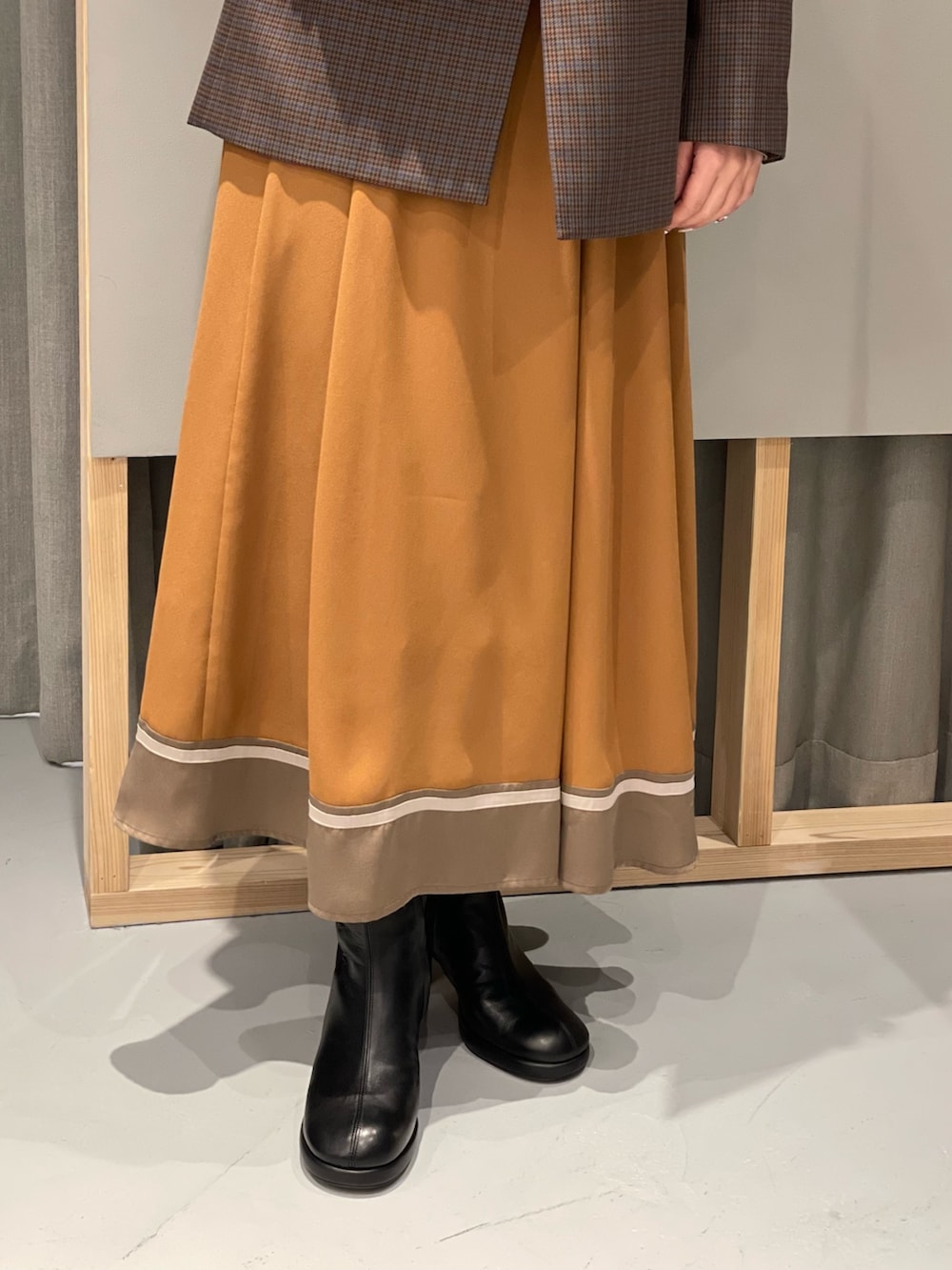 「LOVELESS、スタッフコーディネート、骨格ストレート、ジャケット、ワンピース、ドレス、低身長女子、秋冬コーデ、キレイめコーデ、ワントーンコーデ、ブラウン」｜「LOVELESSの対象商品（ジャケット/アウター、ブラウン系）」を使った、misakiさん（レディース・157cm）の冬コーディネートの4枚目の写真