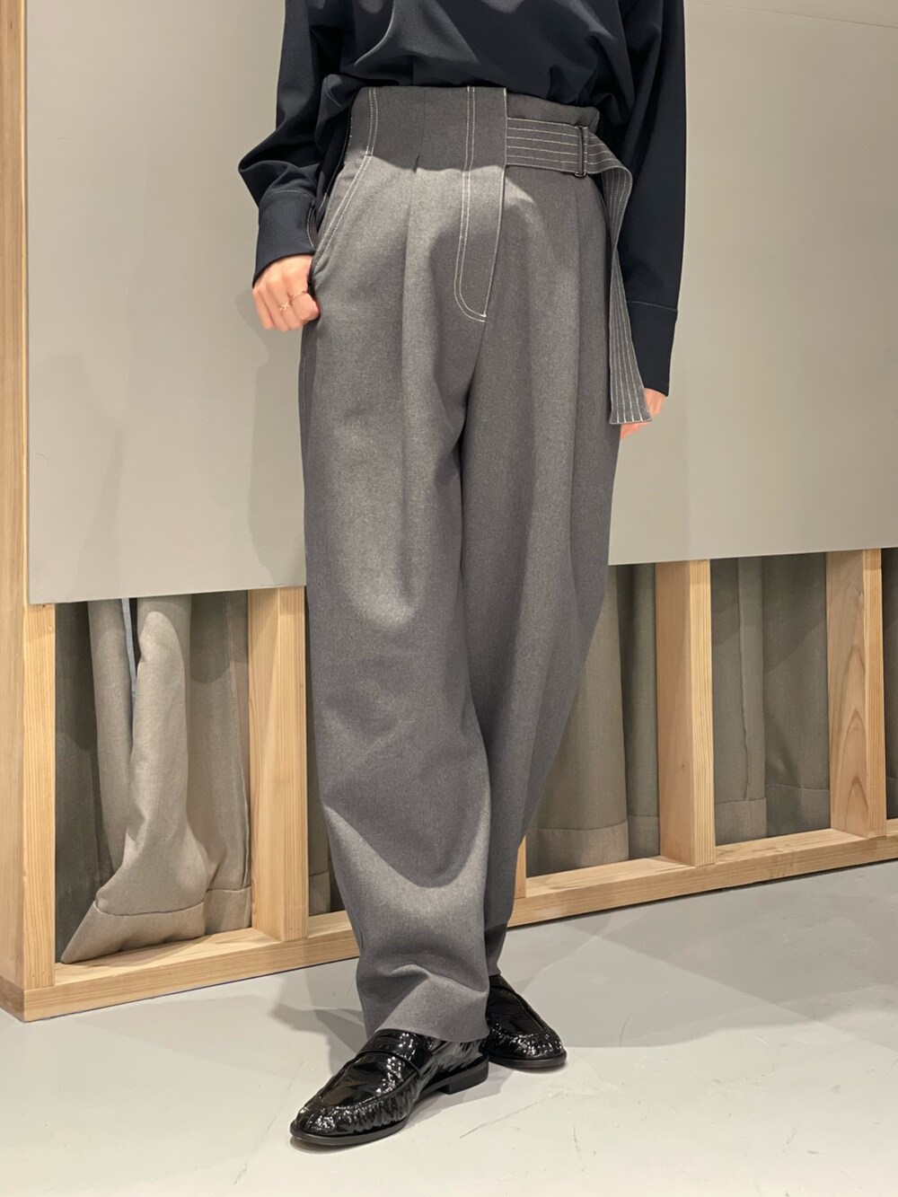 ブラック系のその他アウター、ブルー系のシャツ/ブラウス、グレー系のその他パンツを着用したレディースの冬コーディネートの5枚目の写真