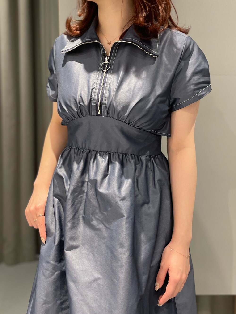 ブルー系のワンピース/ドレスを着用したレディースの春コーディネートの2枚目の写真