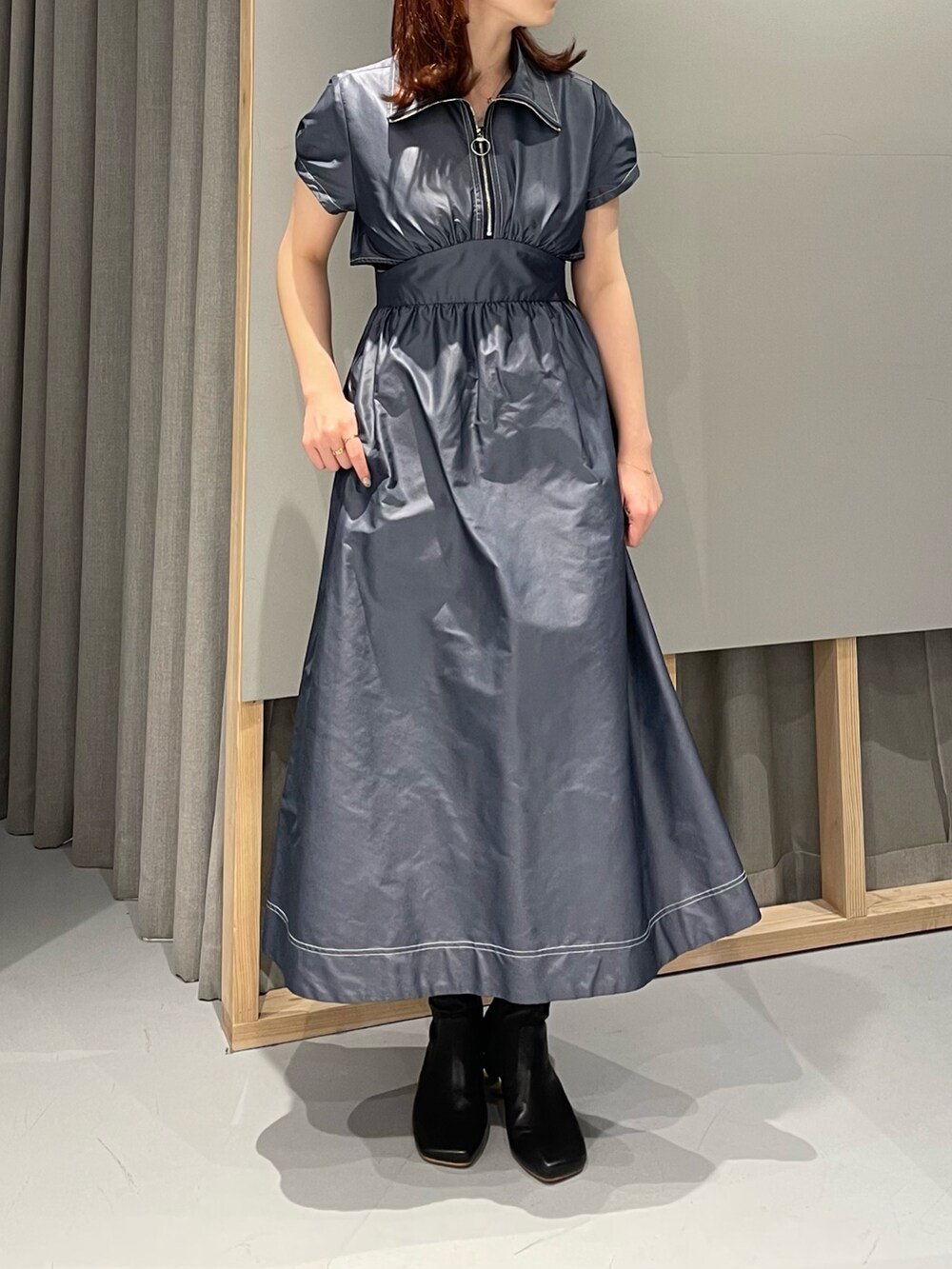 ブルー系のワンピース/ドレスを着用したレディースの春コーディネートの3枚目の写真
