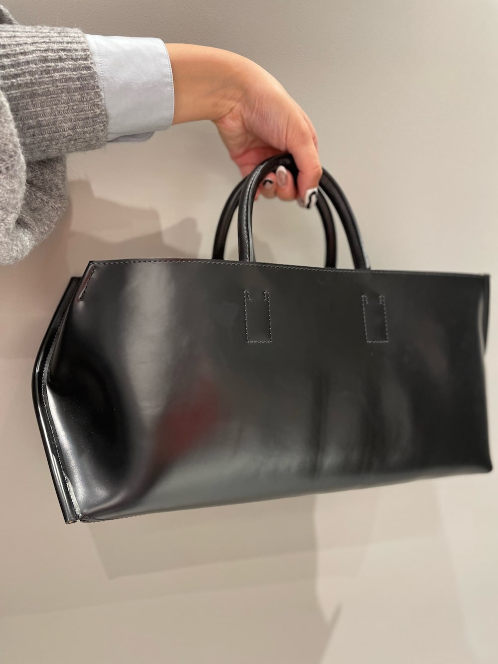 グレー系のカーディガン/ボレロ、ブルー系のシャツ/ブラウス、ブラウン系のスカートを着用したレディースの秋コーディネートの5枚目の写真