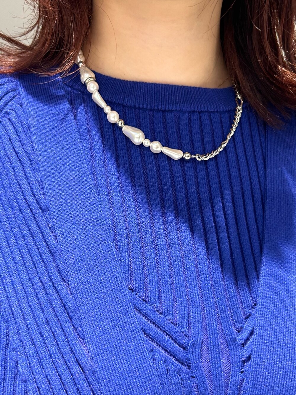 「LOVELESS、Justine Clenquet、ブルー、ウールコート、ロングコート、henrienvargo、骨格ストレート、低身長、スタッフコーディネート、レイヤードスタイル、きれいめカジュアル、ニットカーディガン、ワイドパンツ、重ね着、冬コーデ」｜「LOVELESSの【80周年記念アイテム】2レイヤー撥水ウールトレンチコート（トレンチコート、ブラック系）」を使った、misakiさん（レディース・157cm）の冬コーディネートの6枚目の写真