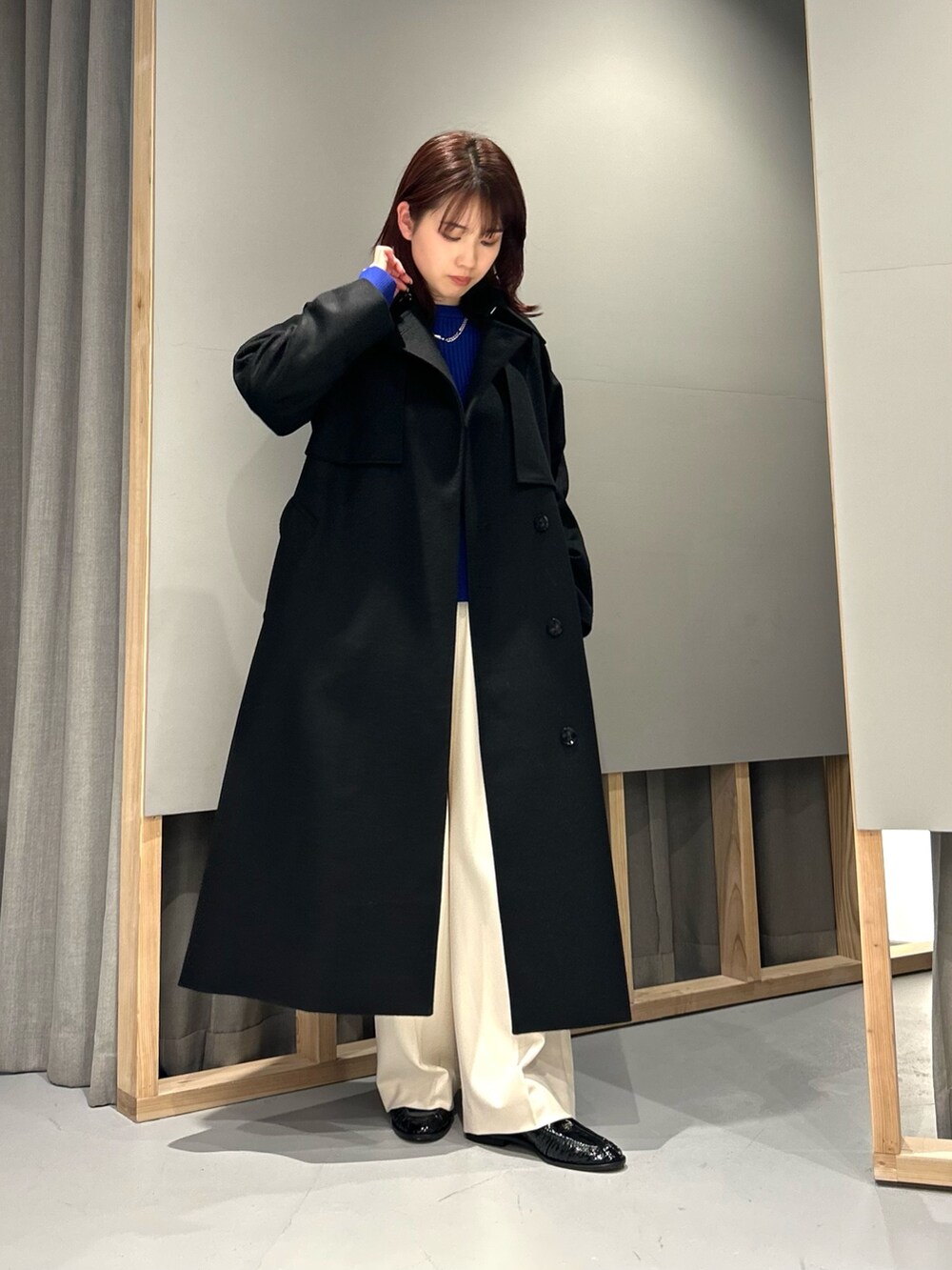「LOVELESS、Justine Clenquet、ブルー、ウールコート、ロングコート、henrienvargo、骨格ストレート、低身長、スタッフコーディネート、レイヤードスタイル、きれいめカジュアル、ニットカーディガン、ワイドパンツ、重ね着、冬コーデ」｜「LOVELESSの【80周年記念アイテム】2レイヤー撥水ウールトレンチコート（トレンチコート、ブラック系）」を使った、misakiさん（レディース・157cm）の冬コーディネートの2枚目の写真