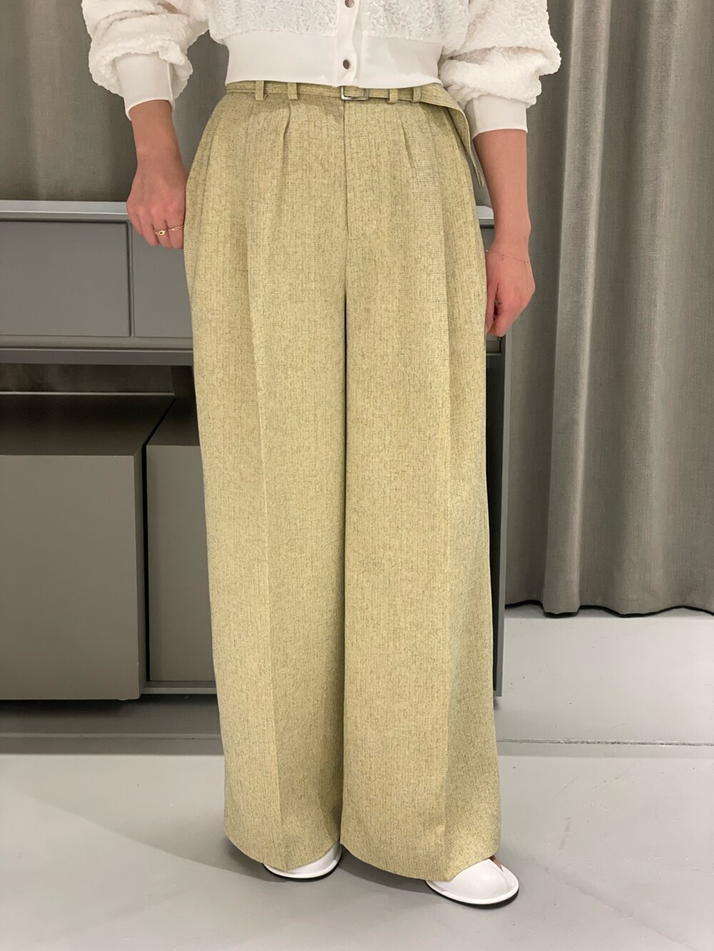 ホワイト系のカーディガン/ボレロ、イエロー系のパンツ、ホワイト系のシューズを着用したレディースの春コーディネートの3枚目の写真