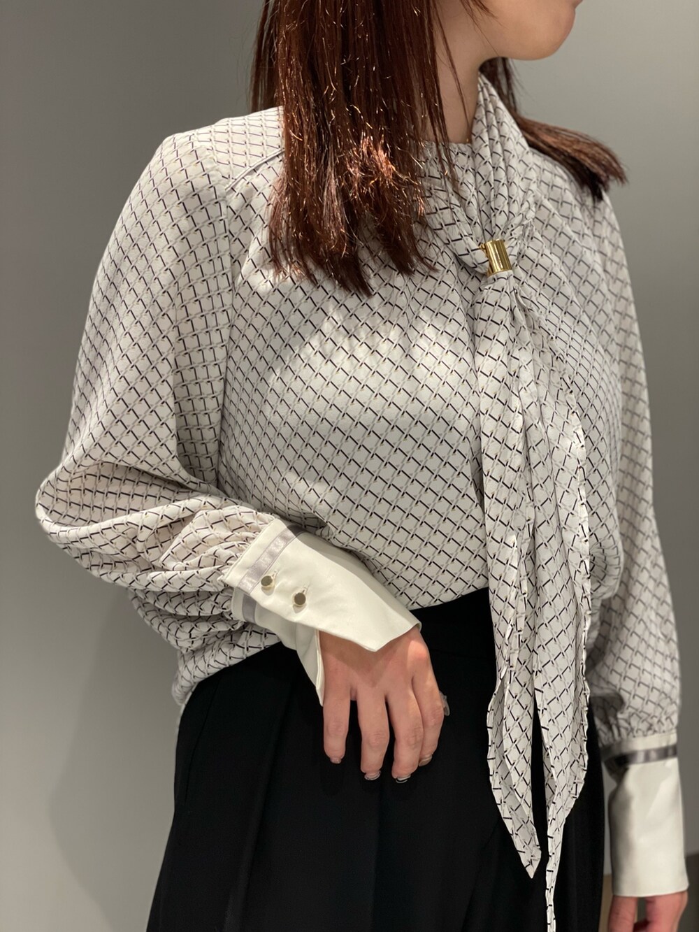 「LOVELESS、henrienvargo、トレンチコート、チェック、バイカラー、ブラウス、ボウタイブラウス、スカーフ、ワイドパンツ、ブラウン、秋のコーデ、低身長、キレイめ、アウター」｜「LOVELESSのチェックトレンチコート（トレンチコート、ベージュ系）」を使った、misakiさん（レディース・157cm）の秋コーディネートの7枚目の写真