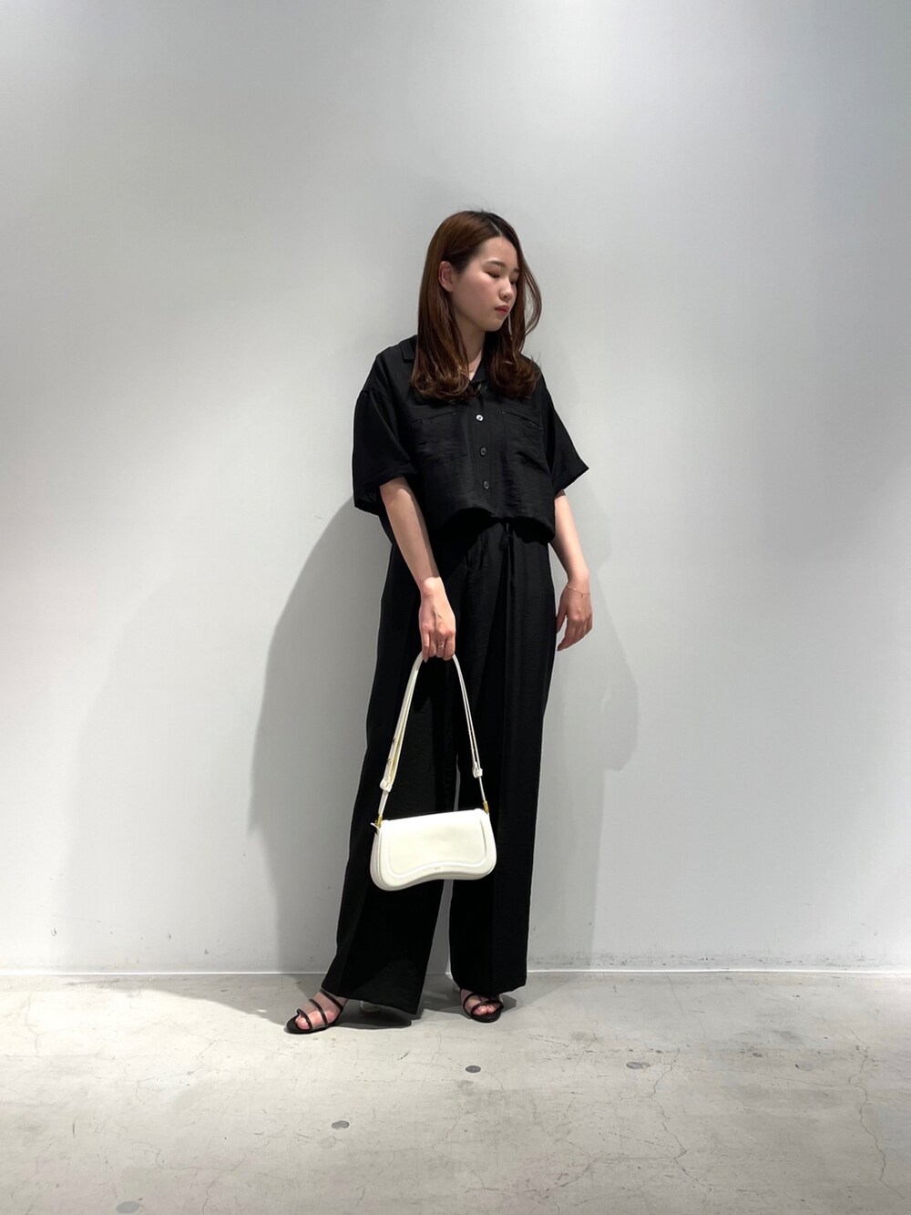 「セットアップ、LOVELESS、夏コーデ、TSURU by mariko oikawa、JW PEI、ショップスタッフの好印象コーデ、ショップスタッフのモノトーン、ショップスタッフの推しセットアップ」｜「LOVELESSのクロップトコンビシャツ（シャツ/ブラウス、ブラック系）」を使った、misakiさん（レディース・157cm）の春コーディネートの4枚目の写真