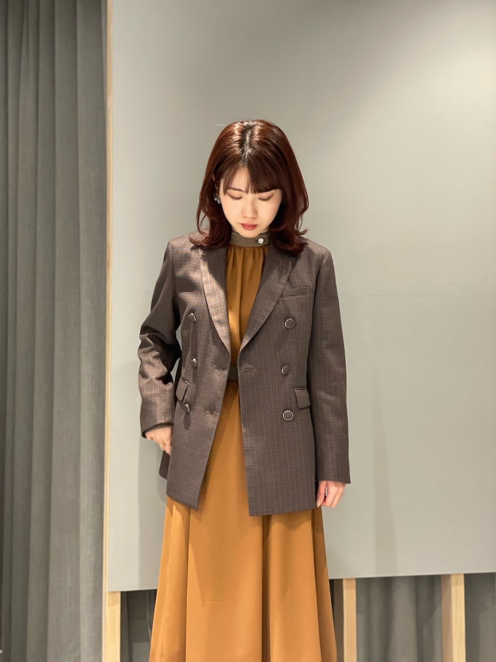 「LOVELESS、スタッフコーディネート、骨格ストレート、ジャケット、ワンピース、ドレス、低身長女子、秋冬コーデ、キレイめコーデ、ワントーンコーデ、ブラウン」｜「LOVELESSの対象商品（ジャケット/アウター、ブラウン系）」を使った、misakiさん（レディース・157cm）の冬コーディネートの2枚目の写真