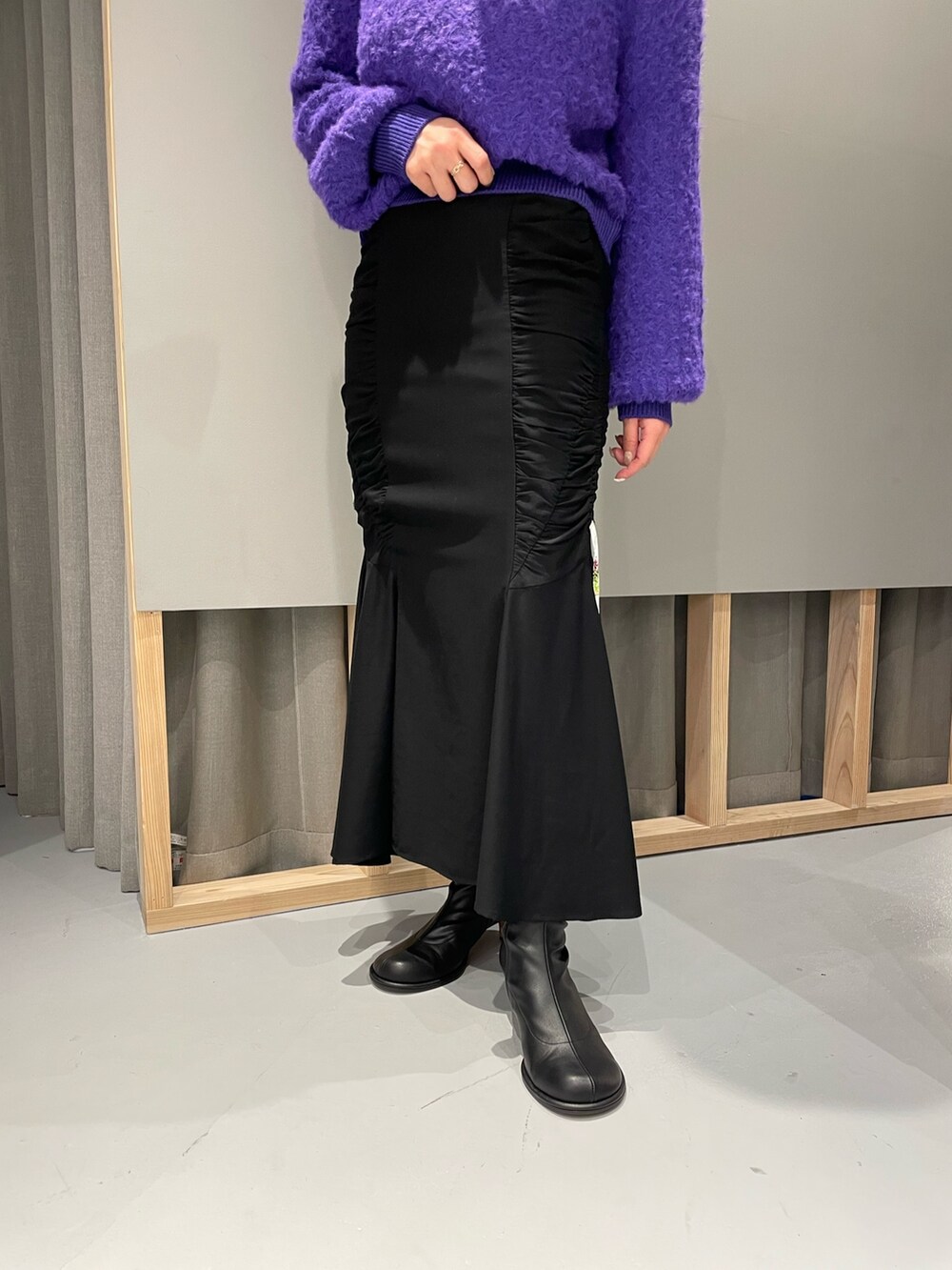 「LOVELESS、quartierglam、JWPEI、シルバー、パープル、低身長女子、きれいめカジュアル、クロップドトップス、シャギーニット、マーメイドスカート」｜「LOVELESSのクロップシャギードニット（ニット/セーター、パープル系）」を使った、misakiさん（レディース・157cm）の秋コーディネートの4枚目の写真