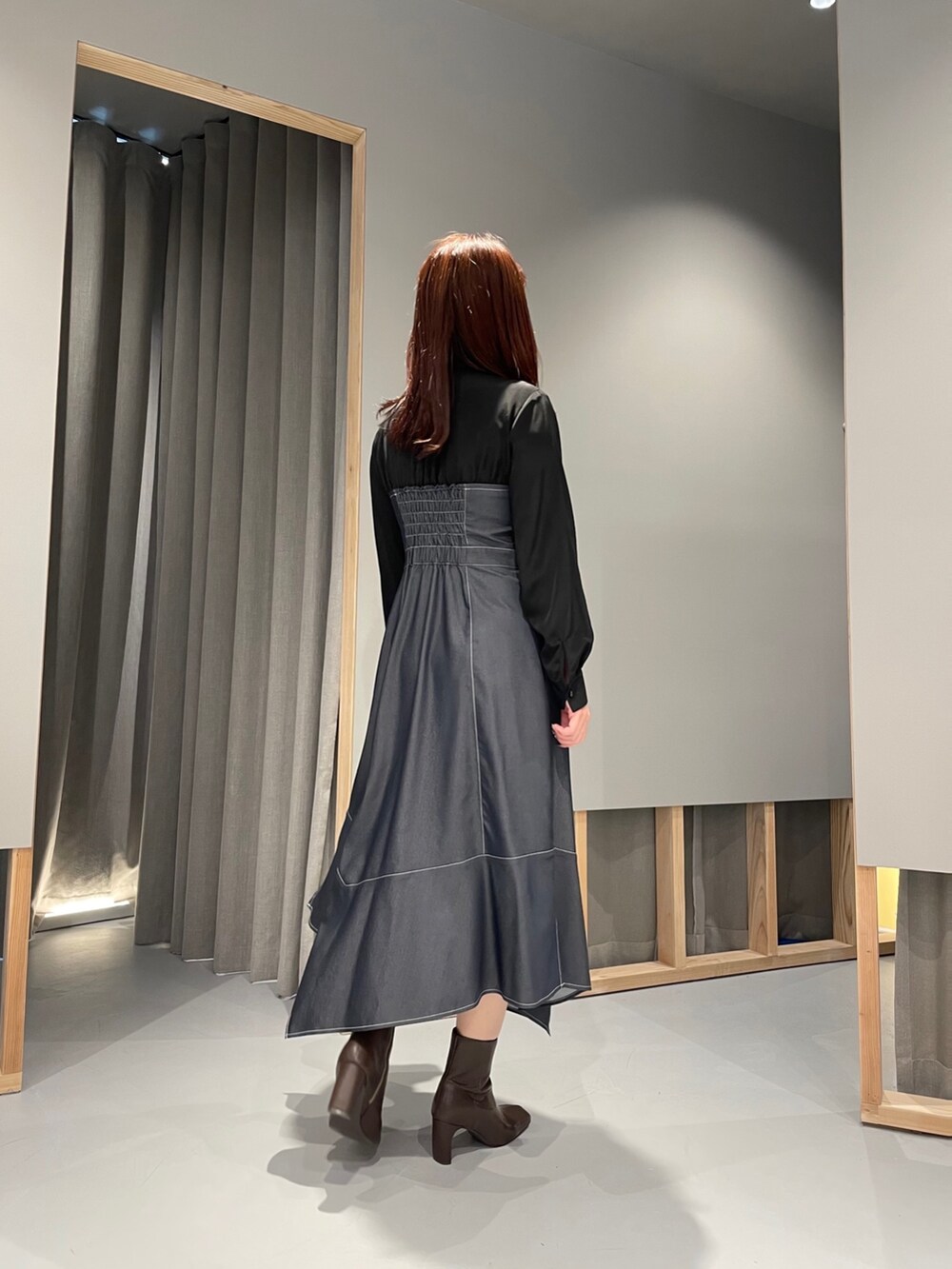 「LOVELESS、ワンピース、ブーツ、低身長コーデ、アシンメトリー、ステッチ、キレイめカジュアル、レイヤード風、デニム、オトナ女子」｜「LOVELESSの【ドラマ着用商品】ビスチェコンビドレス（ワンピース、ブルー系）」を使った、misakiさん（レディース・157cm）の秋コーディネートの2枚目の写真