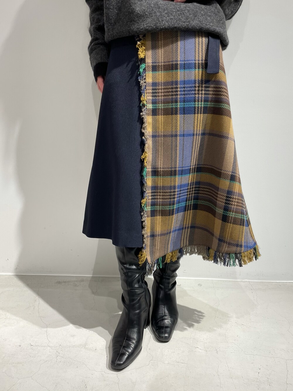 グレー系のニット/セーター、ブルー系のスカートを着用したレディースの冬コーディネートの3枚目の写真