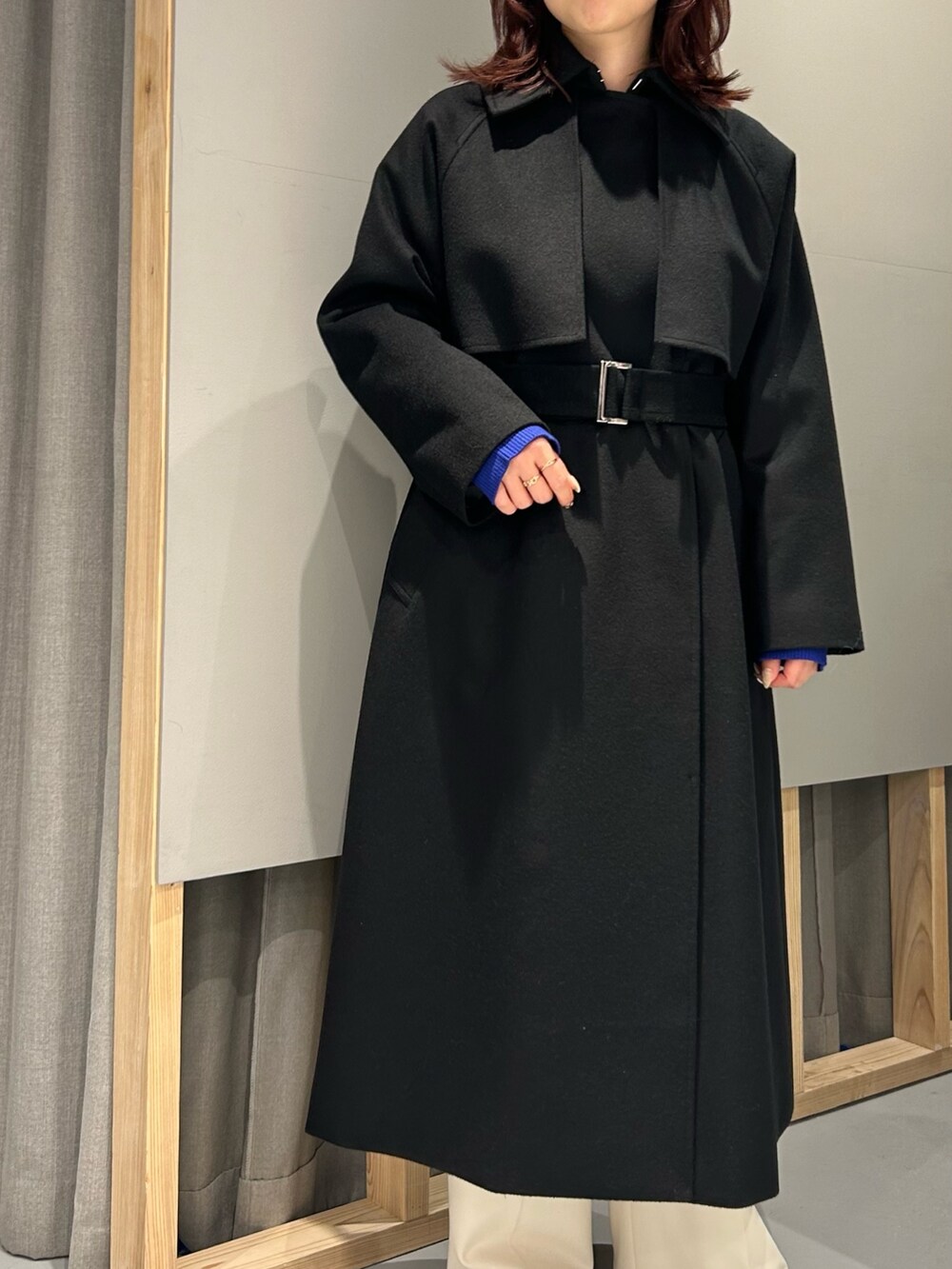 「LOVELESS、Justine Clenquet、ブルー、ウールコート、ロングコート、henrienvargo、骨格ストレート、低身長、スタッフコーディネート、レイヤードスタイル、きれいめカジュアル、ニットカーディガン、ワイドパンツ、重ね着、冬コーデ」｜「LOVELESSの【80周年記念アイテム】2レイヤー撥水ウールトレンチコート（トレンチコート、ブラック系）」を使った、misakiさん（レディース・157cm）の冬コーディネートの3枚目の写真