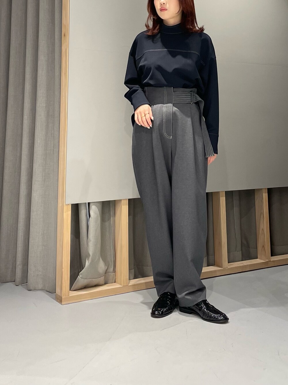 ブラック系のその他アウター、ブルー系のシャツ/ブラウス、グレー系のその他パンツを着用したレディースの冬コーディネートの3枚目の写真