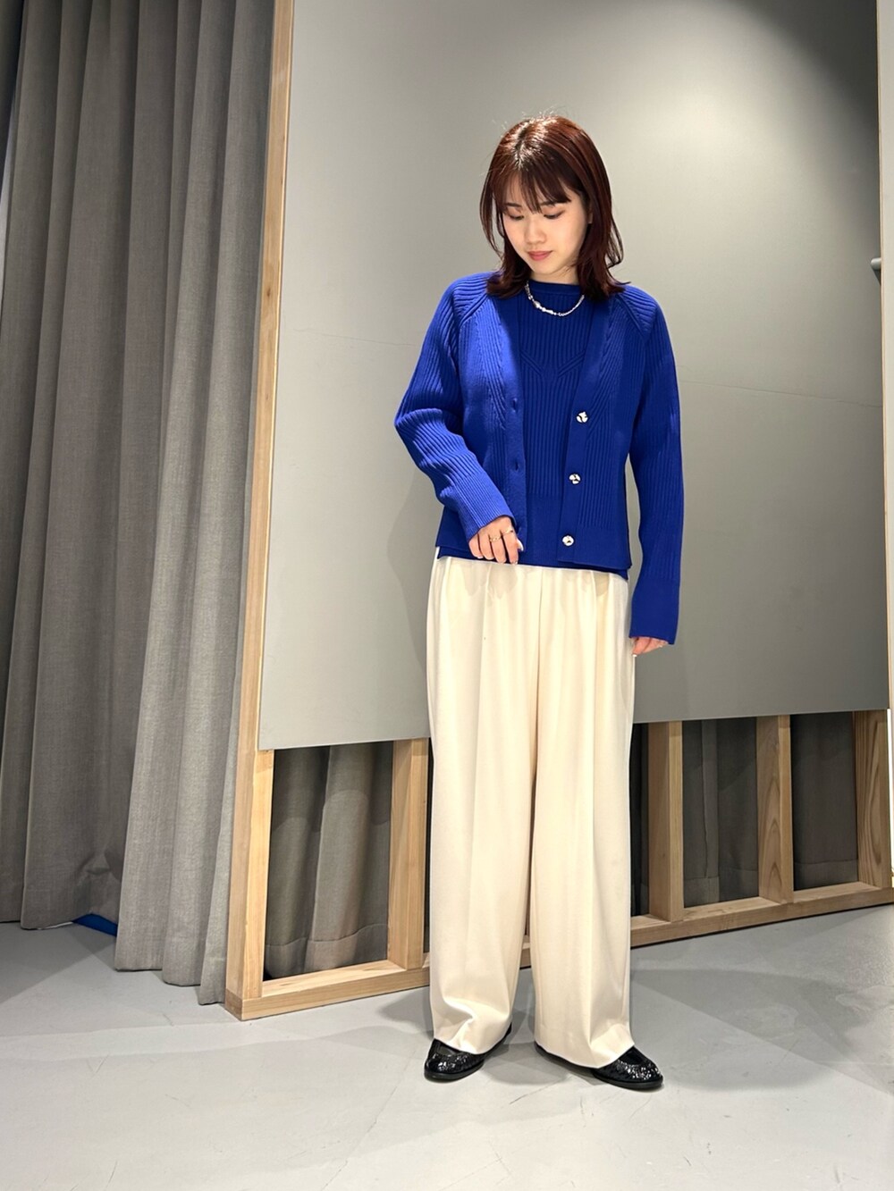 「LOVELESS、Justine Clenquet、ブルー、ウールコート、ロングコート、henrienvargo、骨格ストレート、低身長、スタッフコーディネート、レイヤードスタイル、きれいめカジュアル、ニットカーディガン、ワイドパンツ、重ね着、冬コーデ」｜「LOVELESSの【80周年記念アイテム】2レイヤー撥水ウールトレンチコート（トレンチコート、ブラック系）」を使った、misakiさん（レディース・157cm）の冬コーディネートの4枚目の写真