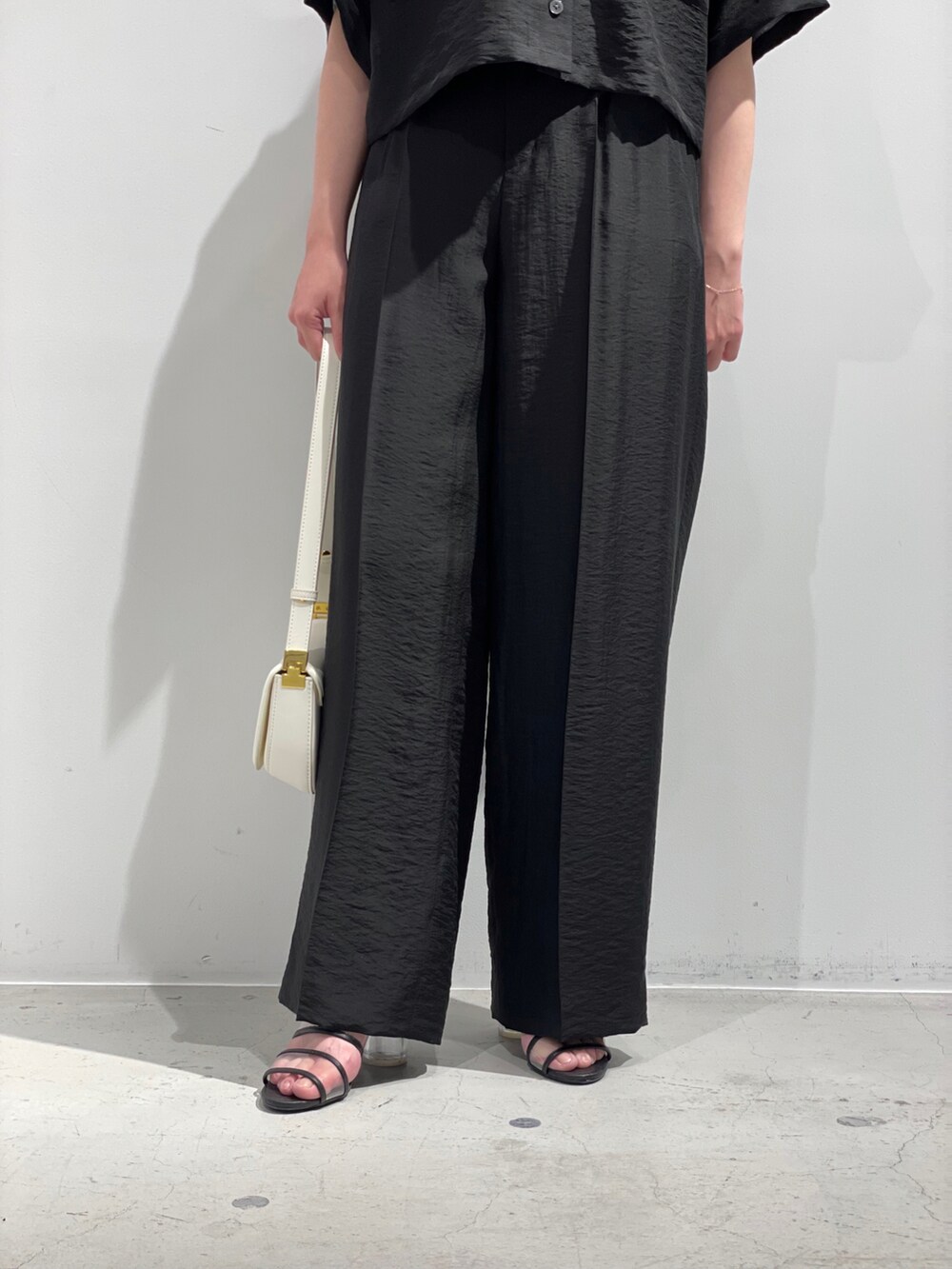 「セットアップ、LOVELESS、夏コーデ、TSURU by mariko oikawa、JW PEI、ショップスタッフの好印象コーデ、ショップスタッフのモノトーン、ショップスタッフの推しセットアップ」｜「LOVELESSのクロップトコンビシャツ（シャツ/ブラウス、ブラック系）」を使った、misakiさん（レディース・157cm）の春コーディネートの3枚目の写真