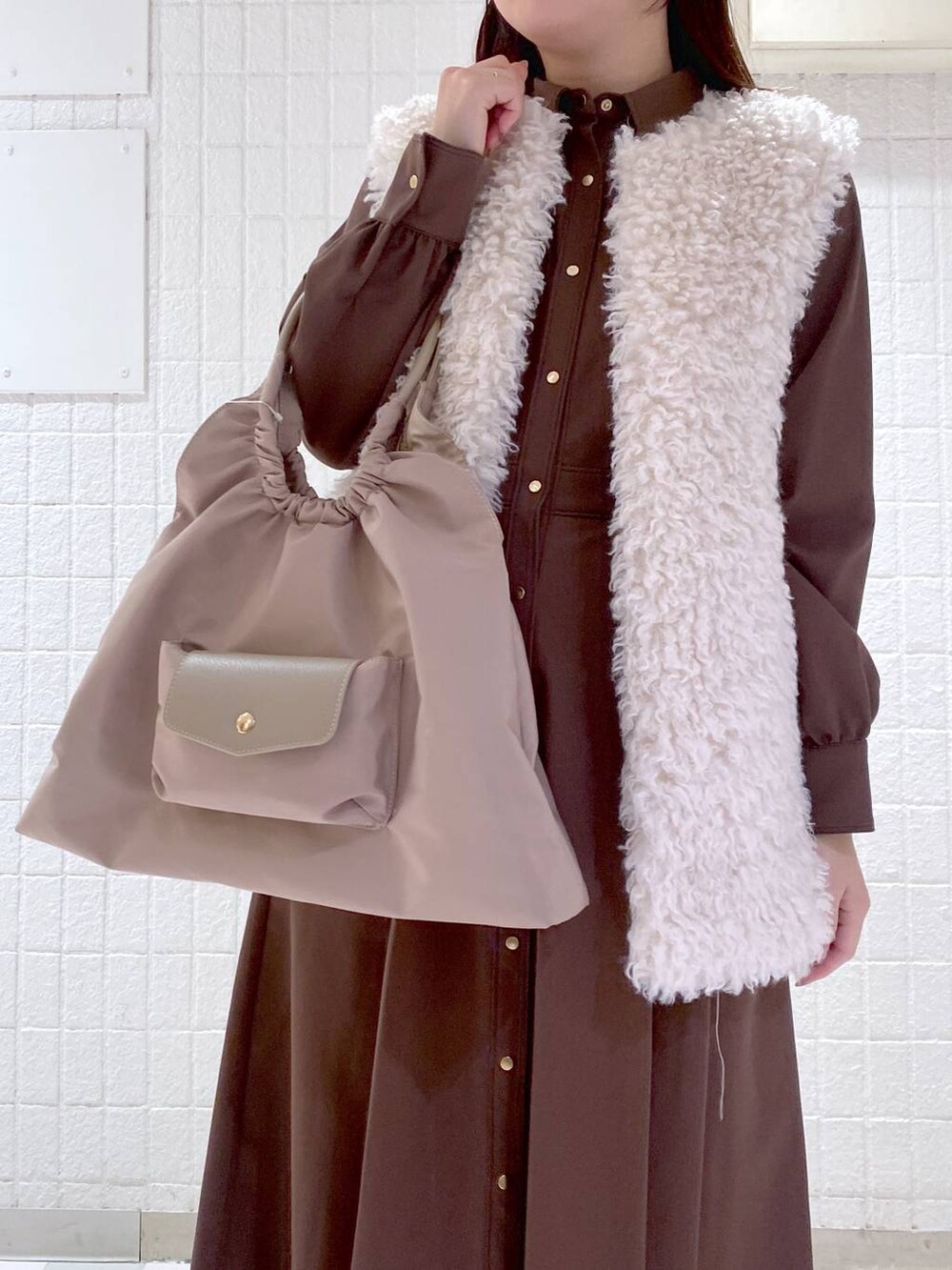 「女子ウケ、カジュアル、体型カバー、休日コーデ、高身長、Andemiu、ワンピース」|「Andemiuのメタルバックルシューズ148108(ローファー、ホワイト系)」を使った、andemiu_mayaさん(レディース・165cm)の秋コーディネートの2枚目の写真