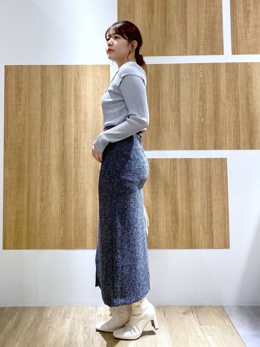 「女子ウケ、カジュアル、体型カバー、休日コーデ、高身長、Andemiu、スカート、ニット、オケージョン」｜「Andemiuのストレッチヒールブーツ140222（ブーツ、ホワイト系）」を使った、andemiu_mayaさん（レディース・165cm）の冬コーディネートの3枚目の写真