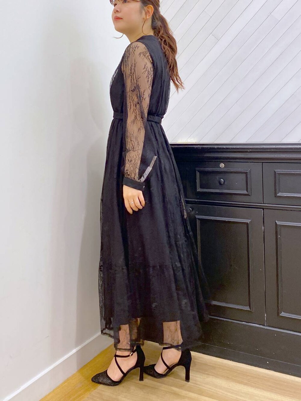「女子ウケ、カジュアル、体型カバー、休日コーデ、高身長、Andemiu、オケージョン、きれいめ、ワンピース」｜「Andemiuのアソートティアードドレス292438（ドレス、ブラック系）」を使った、andemiu_mayaさん（レディース・165cm）の冬コーディネートの5枚目の写真