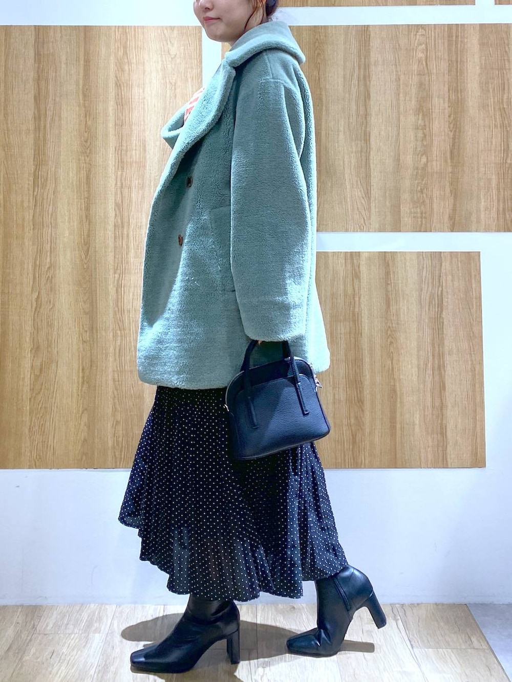 「女子ウケ、カジュアル、体型カバー、休日コーデ、高身長、Andemiu」｜「Andemiuのボアハーフコート126675（ピーコート、グリーン系）」を使った、andemiu_mayaさん（レディース・165cm）の秋コーディネートの2枚目の写真