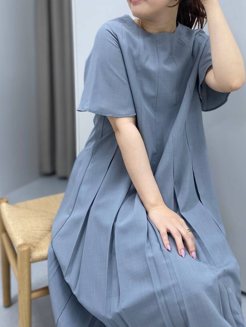「女子ウケ、カジュアル、体型カバー、休日コーデ、高身長、Andemiu、ワンピース」｜「Andemiuのタックプリーツフレアワンピース（ワンピース、グレー系）」を使った、andemiu_mayaさん（レディース・165cm）の春コーディネートの2枚目の写真