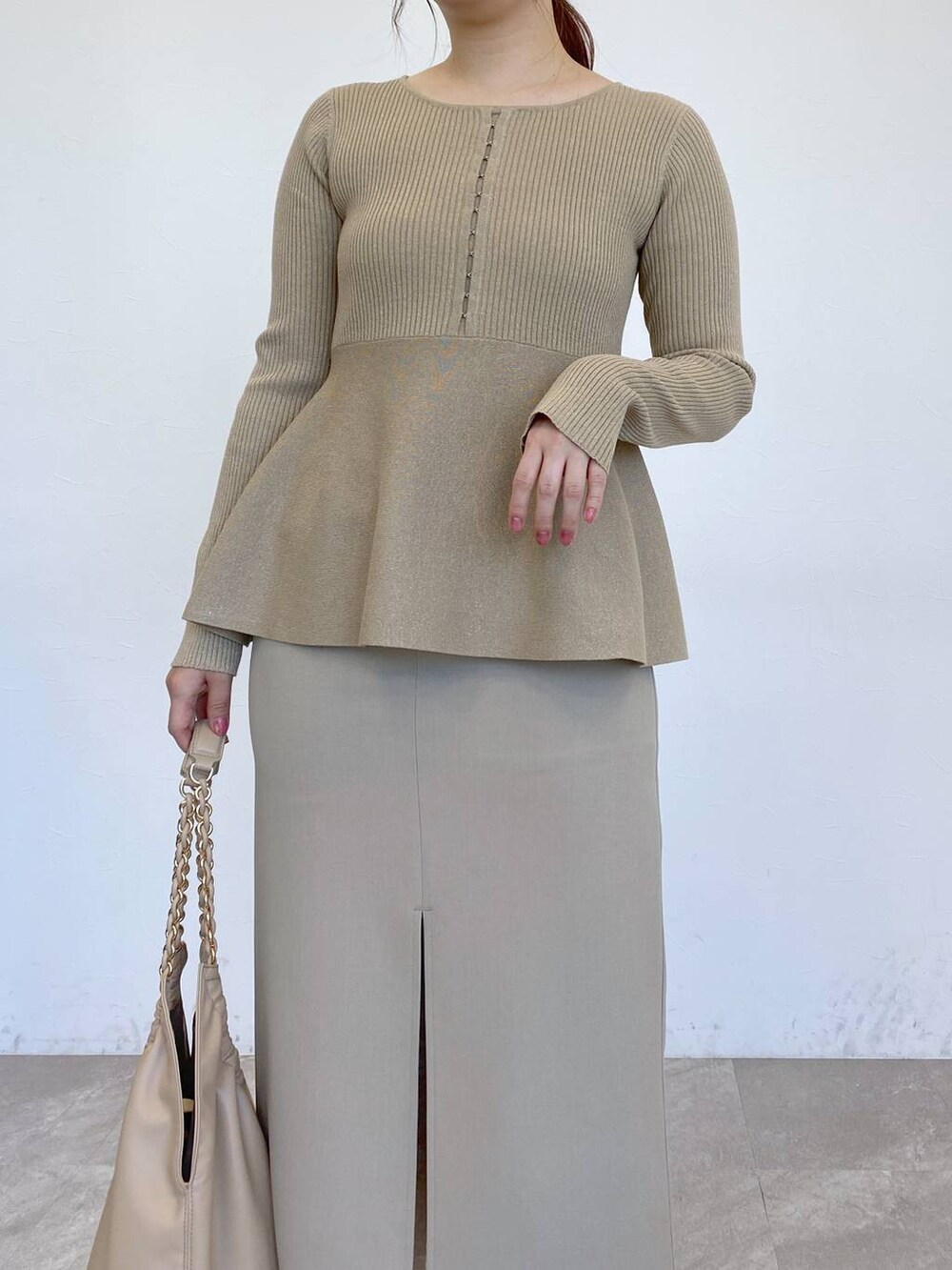 「女子ウケ、カジュアル、体型カバー、休日コーデ、高身長、Andemiu」｜「Andemiuのセパレートヒールパンプス290966（パンプス、ホワイト系）」を使った、andemiu_mayaさん（レディース・165cm）の冬コーディネートの2枚目の写真