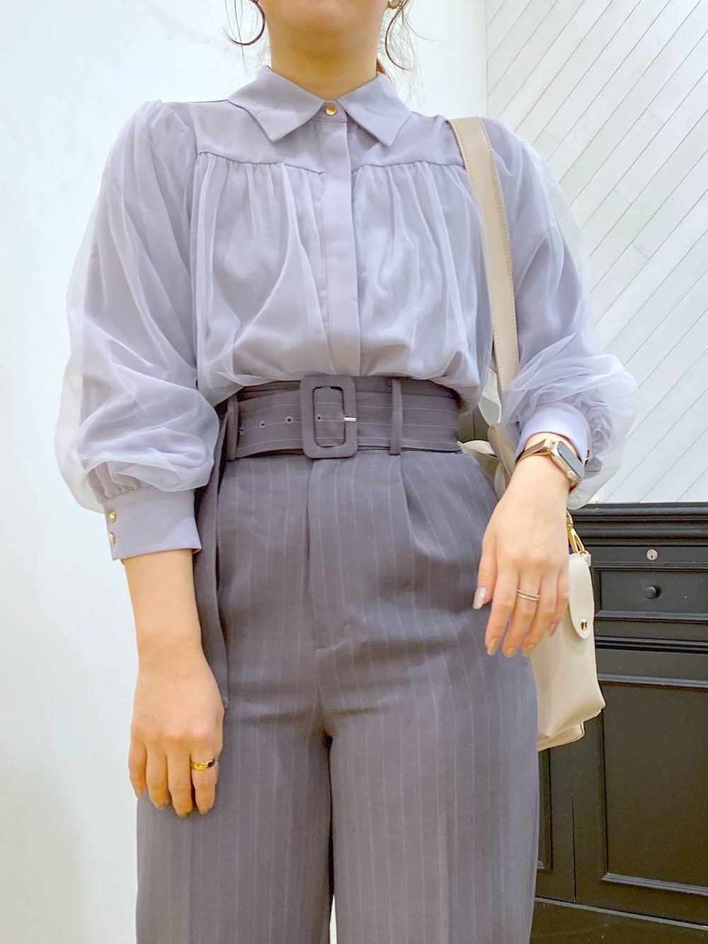 「体型カバー、休日コーデ、高身長、パンツ、ブラウス、きれいめ、春服みてみて、春コーデ、女子ウケ、カジュアル、Andemiu」｜「AndemiuのポーチセットワンショルダーA4バッグ211560（ショルダーバッグ、ホワイト系）」を使った、andemiu_mayaさん（レディース・165cm）の冬コーディネートの2枚目の写真