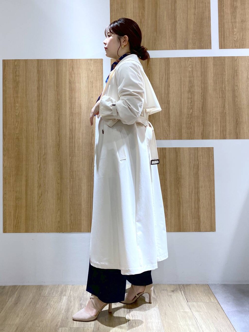「トレンチコート、きれいめ、パンツ、スカーフ、女子ウケ、カジュアル、体型カバー、休日コーデ、高身長、Andemiu」｜「Andemiuのアソートガラスカーフ（バンダナ/スカーフ、ブルー系）」を使った、andemiu_mayaさん（レディース・165cm）の冬コーディネートの3枚目の写真