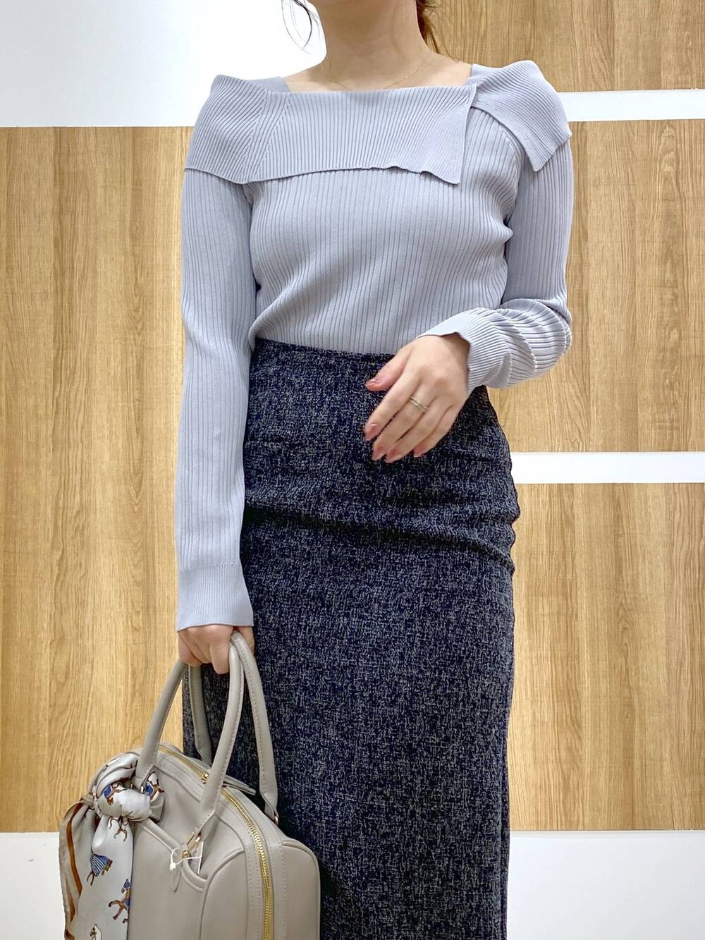 「女子ウケ、カジュアル、体型カバー、休日コーデ、高身長、Andemiu、スカート、ニット、オケージョン」｜「Andemiuのストレッチヒールブーツ140222（ブーツ、ホワイト系）」を使った、andemiu_mayaさん（レディース・165cm）の冬コーディネートの2枚目の写真