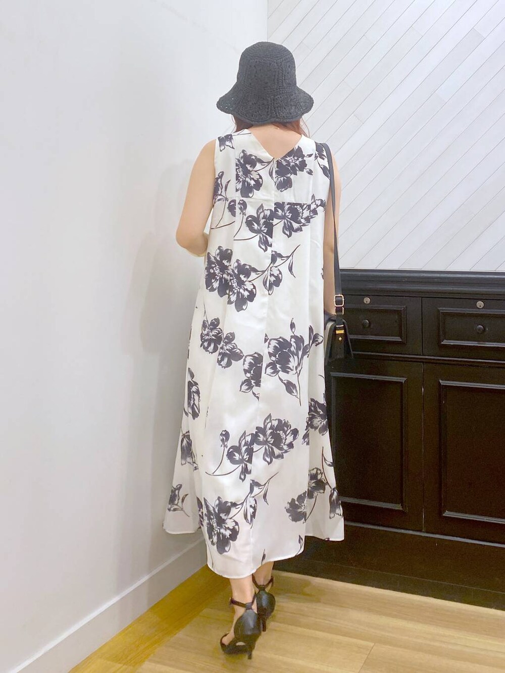 「体型カバー、休日コーデ、高身長、Andemiu、ワンピース、夏コーデ、女子ウケ、カジュアル」｜「AndemiuのオコシカナグミニショルBAG108032（ショルダーバッグ、ブラック系）」を使った、andemiu_mayaさん（レディース・165cm）の春コーディネートの4枚目の写真