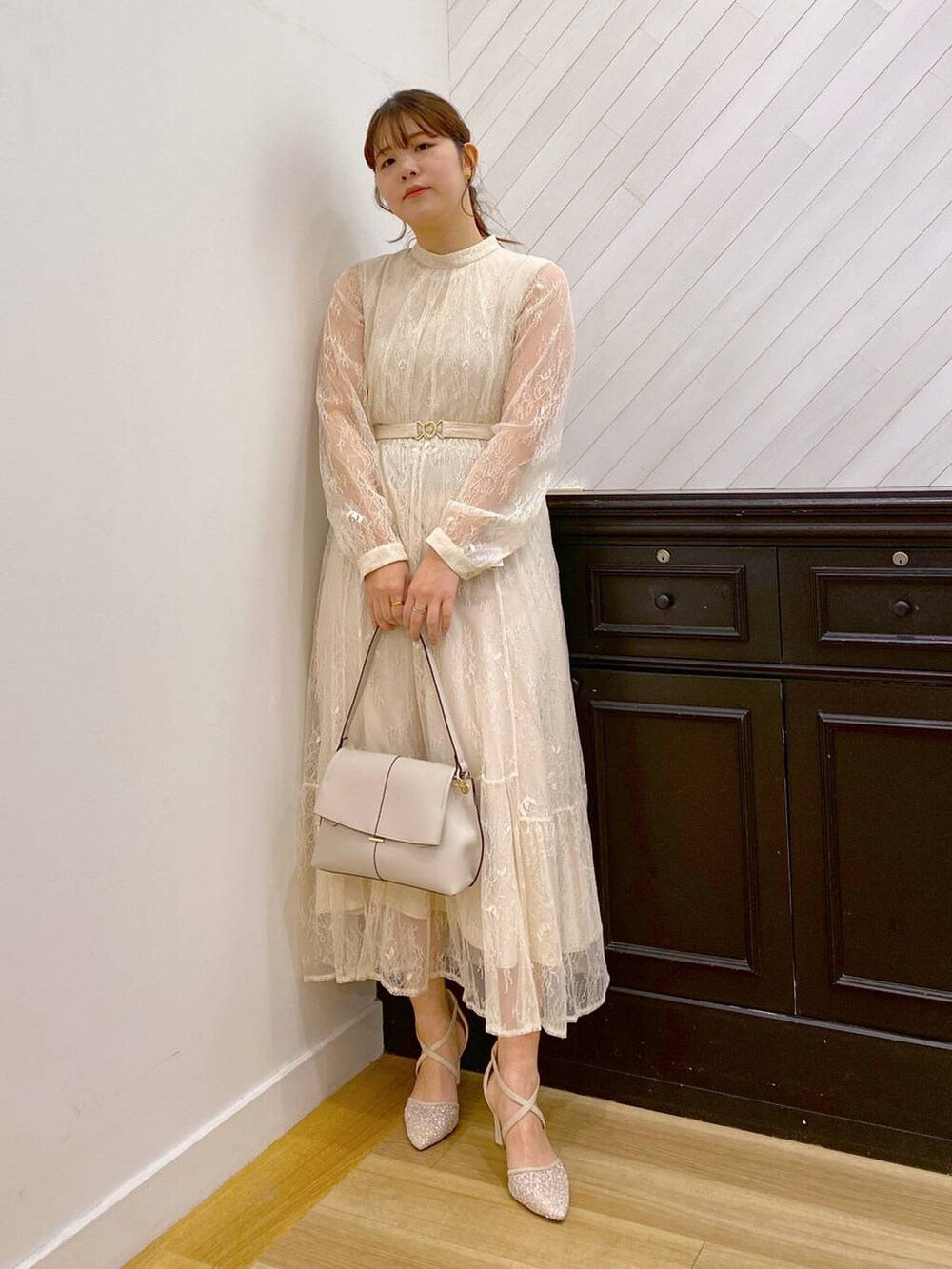 「女子ウケ、カジュアル、体型カバー、休日コーデ、高身長、Andemiu、オケージョン、きれいめ、ワンピース」｜「Andemiuのアソートティアードドレス292438（ドレス、ホワイト系）」を使った、andemiu_mayaさん（レディース・165cm）の冬コーディネートの2枚目の写真