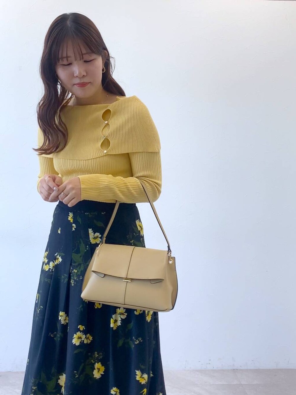 「女子ウケ、カジュアル、体型カバー、休日コーデ、高身長、Andemiu、きれいめ、ロングスカート、ニット、春服みてみて、春コーデ」|「Andemiuのセパレートヒールパンプス290966(パンプス、ベージュ系)」を使った、andemiu_mayaさん(レディース・165cm)の冬コーディネートの2枚目の写真