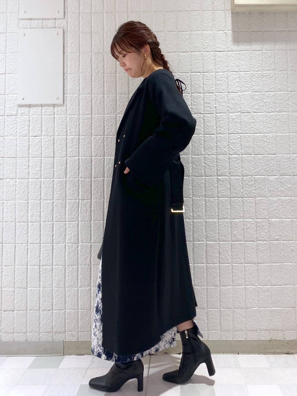 「女子ウケ、カジュアル、体型カバー、休日コーデ、高身長、Andemiu」｜「Andemiuの【S.M展開】メルトンノーカラーロングコート124791（ノーカラーコート、ブラック系）」を使った、andemiu_mayaさん（レディース・165cm）の秋コーディネートの2枚目の写真