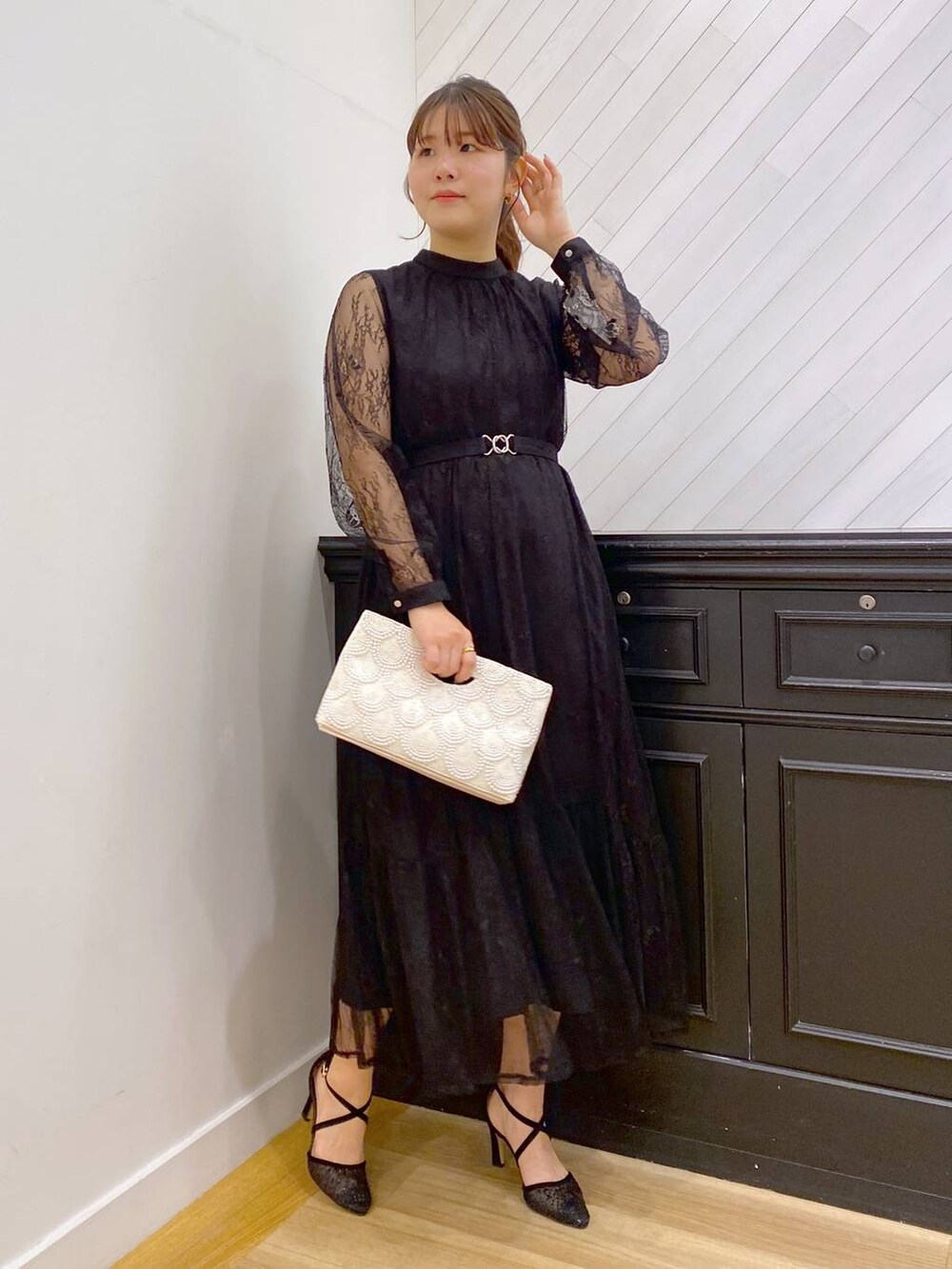 「女子ウケ、カジュアル、体型カバー、休日コーデ、高身長、Andemiu、オケージョン、きれいめ、ワンピース」｜「Andemiuのアソートティアードドレス292438（ドレス、ブラック系）」を使った、andemiu_mayaさん（レディース・165cm）の冬コーディネートの3枚目の写真