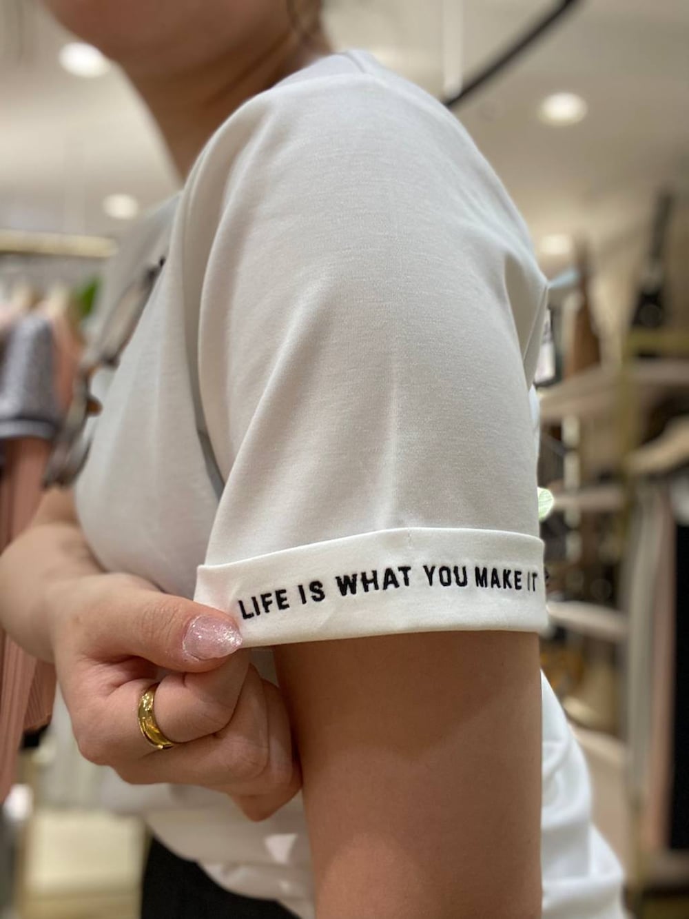 「体型カバー、休日コーデ、高身長、Andemiu、Tシャツ、女子ウケ、カジュアル」｜「AndemiuのソデロゴTシャツ450892（Tシャツ/カットソー、ホワイト系）」を使った、andemiu_mayaさん（レディース・165cm）の春コーディネートの2枚目の写真