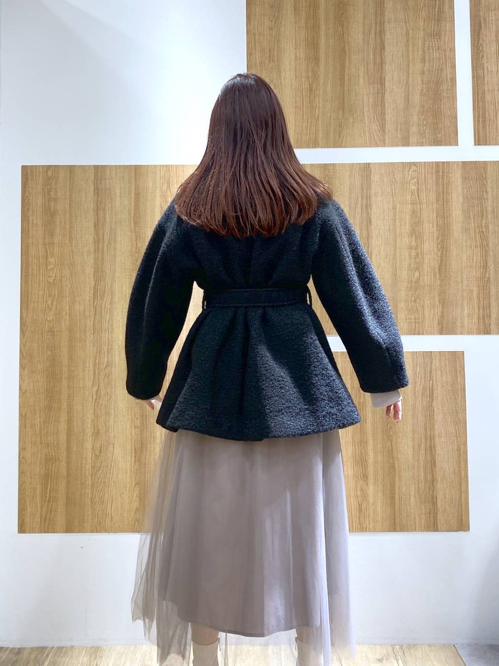 「高身長、Andemiu、女子ウケ、カジュアル、体型カバー、休日コーデ、コート」｜「Andemiuのブークレベルトハーフコート125002（ピーコート、ブラック系）」を使った、andemiu_mayaさん（レディース・165cm）の秋コーディネートの4枚目の写真