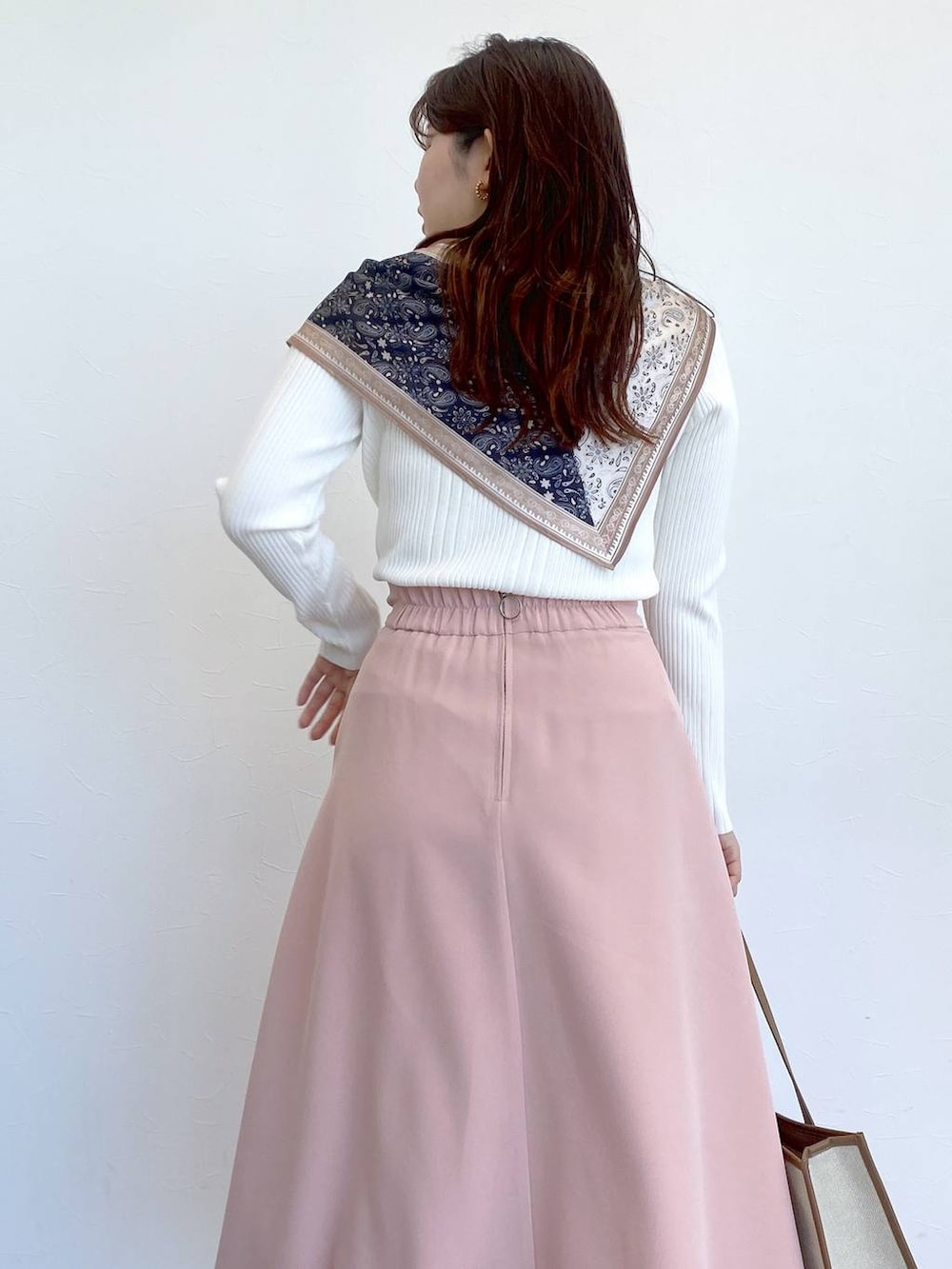 「女子ウケ、カジュアル、体型カバー、休日コーデ、高身長、Andemiu、スカート、春コーデ、春服みてみて」|「Andemiuのセパレートヒールパンプス290966(パンプス、ホワイト系)」を使った、andemiu_mayaさん(レディース・165cm)の春コーディネートの2枚目の写真