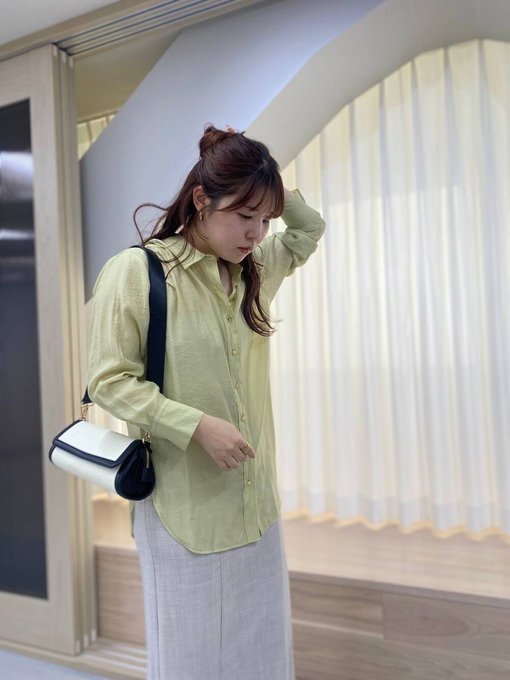 「Andemiu、女子ウケ、カジュアル、体型カバー、休日コーデ、高身長、シャツ、シャツスタイル」｜「Andemiuのシアーキンボタンシャツ329240（シャツ/ブラウス、グリーン系）」を使った、andemiu_mayaさん（レディース・165cm）の春コーディネートの3枚目の写真