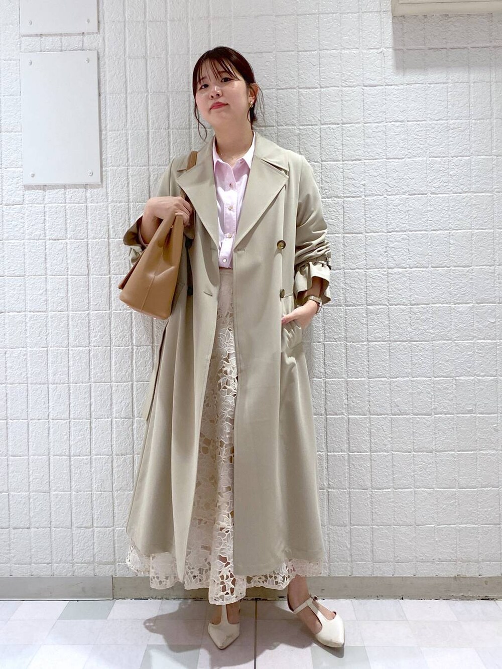「女子ウケ、カジュアル、体型カバー、休日コーデ、高身長、Andemiu、トレンチコート、春服みてみて、春コーデ、春アウター、ブラウス」｜「Andemiuのキンボタンシャツ287596（シャツ/ブラウス、ピンク系）」を使った、andemiu_mayaさん（レディース・165cm）の冬コーディネートの2枚目の写真