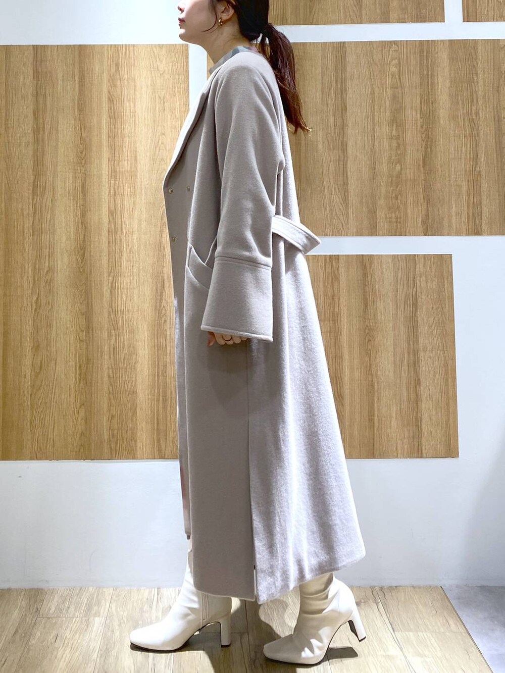 「Andemiu、女子ウケ、カジュアル、体型カバー、休日コーデ、高身長、コート、ワンピース、ブーツ」｜「Andemiuの【S.M展開】メルトンノーカラーロングコート124791（ノーカラーコート、ベージュ系）」を使った、andemiu_mayaさん（レディース・165cm）の秋コーディネートの3枚目の写真