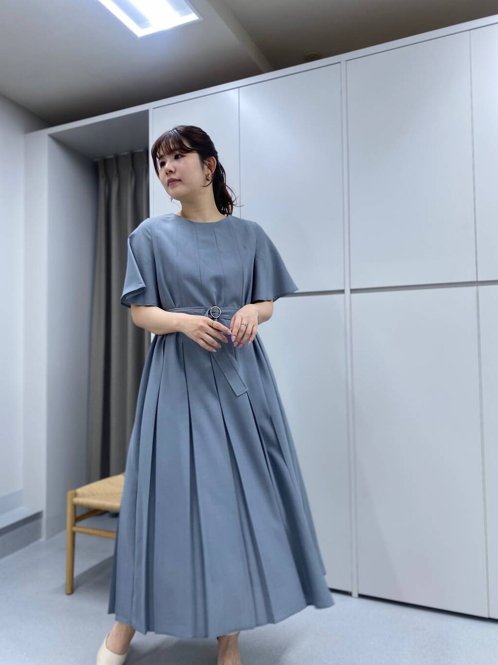 「女子ウケ、カジュアル、体型カバー、休日コーデ、高身長、Andemiu、ワンピース」｜「Andemiuのタックプリーツフレアワンピース（ワンピース、グレー系）」を使った、andemiu_mayaさん（レディース・165cm）の春コーディネートの3枚目の写真