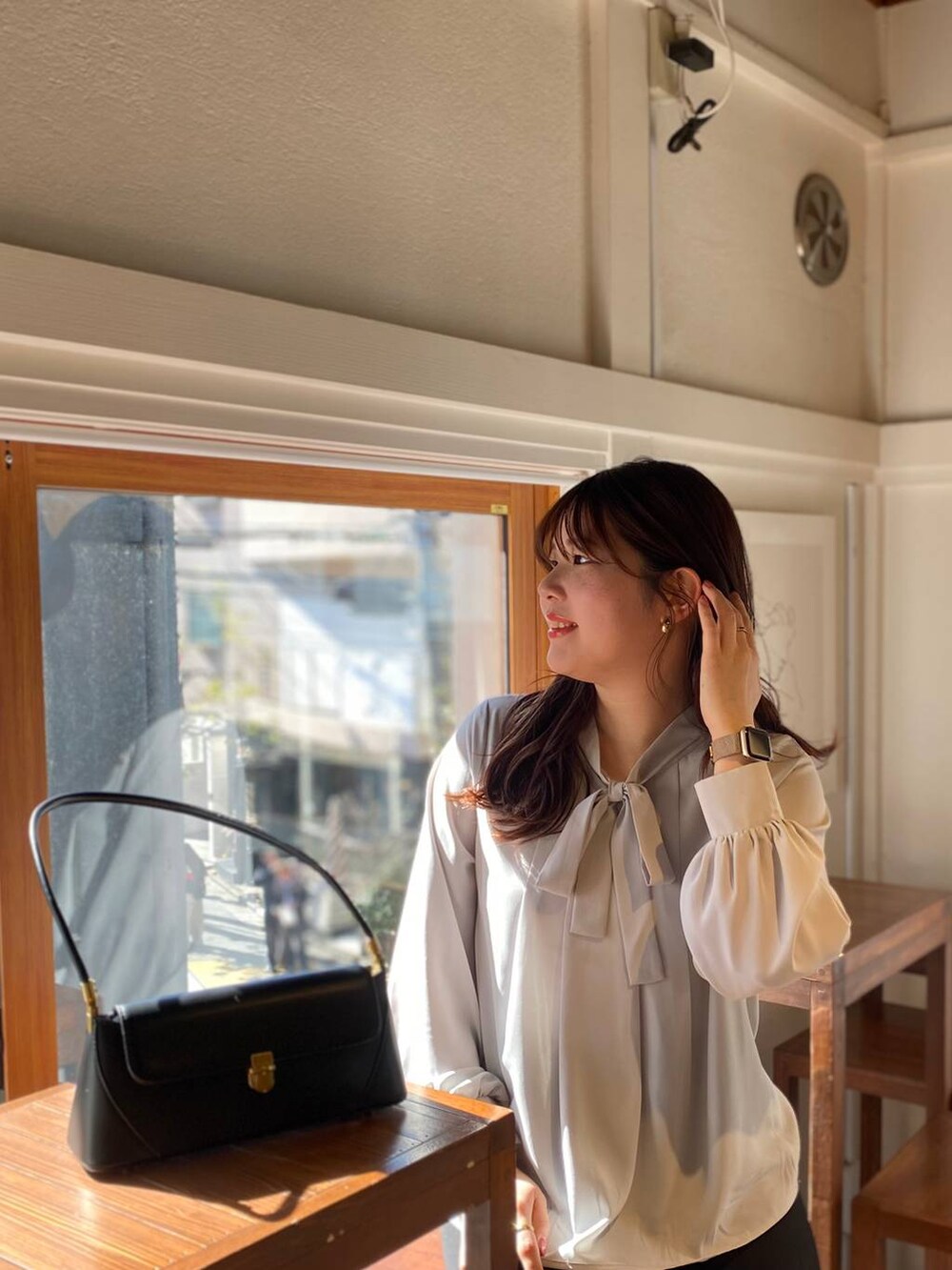 「女子ウケ、カジュアル、体型カバー、休日コーデ、高身長、Andemiu、ブラウス、きれいめ」｜「Andemiuのワンハンドルバッグ 103780（ショルダーバッグ、ブラック系）」を使った、andemiu_mayaさん（レディース・165cm）の冬コーディネートの2枚目の写真
