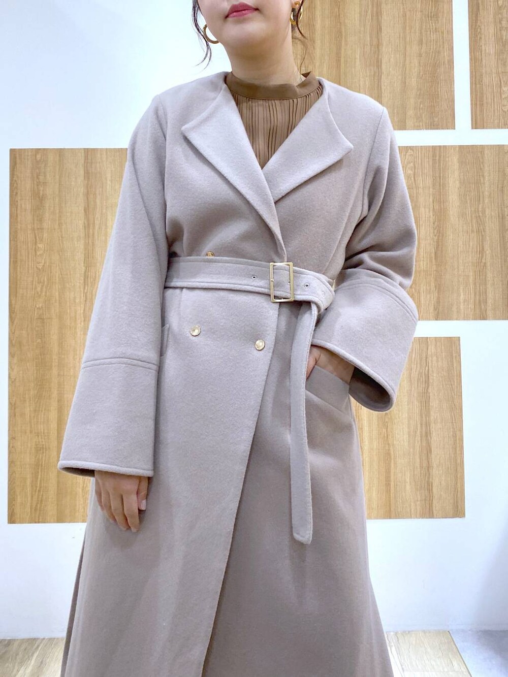 「女子ウケ、カジュアル、体型カバー、休日コーデ、高身長、Andemiu、コート」｜「Andemiuの【S.M展開】メルトンノーカラーロングコート124791（ノーカラーコート、ベージュ系）」を使った、andemiu_mayaさん（レディース・165cm）の秋コーディネートの2枚目の写真