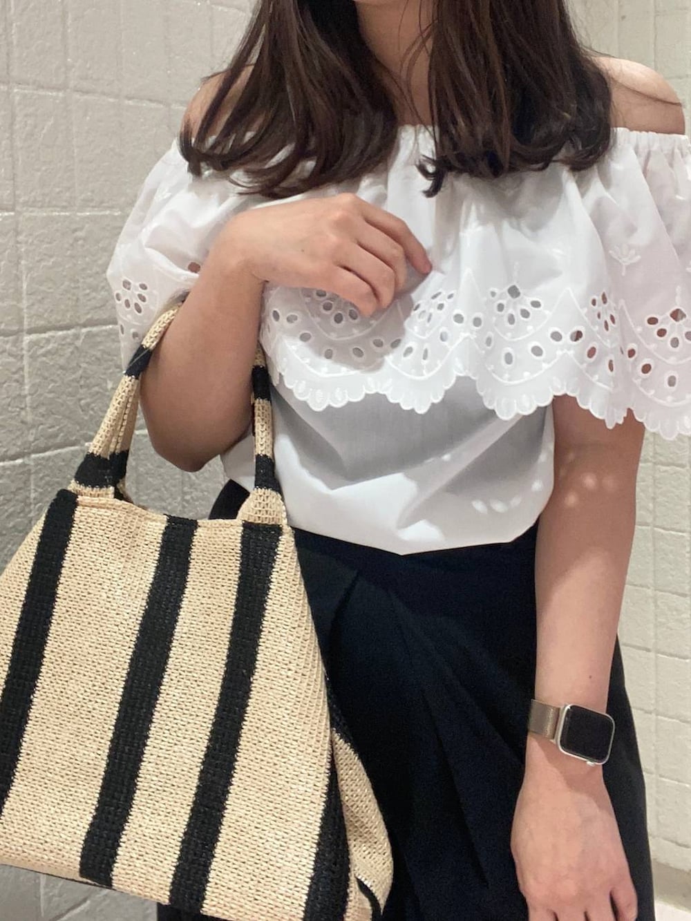 「女子ウケ、カジュアル、体型カバー、休日コーデ、高身長、Andemiu」｜「AndemiuのラインボーダートートBAG121000（トートバッグ、ブラック系）」を使った、andemiu_mayaさん（レディース・165cm）の春コーディネートの2枚目の写真