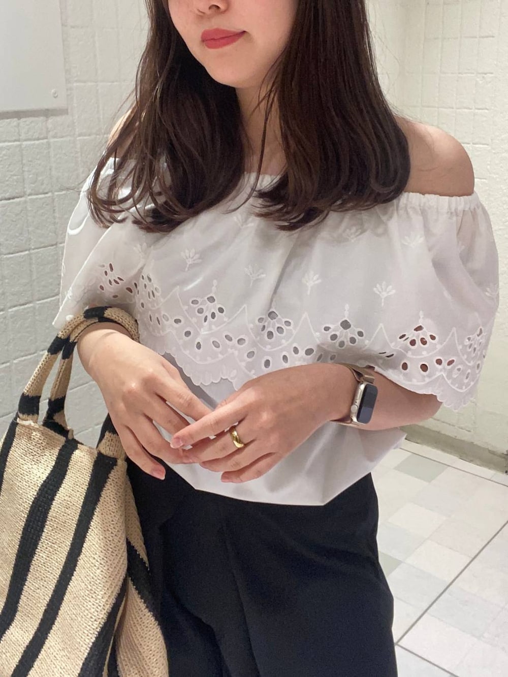 「女子ウケ、カジュアル、体型カバー、休日コーデ、高身長、Andemiu」｜「AndemiuのラインボーダートートBAG121000（トートバッグ、ブラック系）」を使った、andemiu_mayaさん（レディース・165cm）の春コーディネートの3枚目の写真