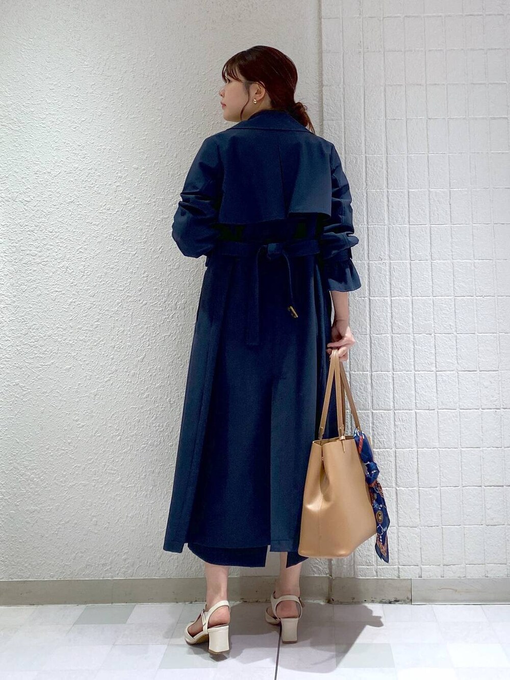 「女子ウケ、カジュアル、Andemiu、体型カバー、休日コーデ、高身長、トレンチコート、春コーデ、春服みてみて、ニット」｜「Andemiuのカタレースニット290106（ニット/セーター、ホワイト系）」を使った、andemiu_mayaさん（レディース・165cm）の冬コーディネートの4枚目の写真