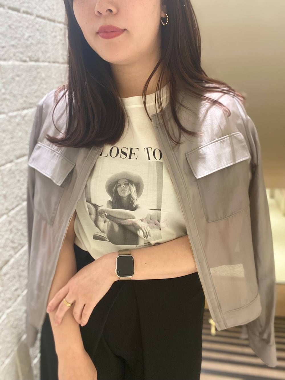 「女子ウケ、カジュアル、体型カバー、休日コーデ、高身長、Andemiu」｜「AndemiuのアソートフォトTシャツ450893（Tシャツ/カットソー、ホワイト系）」を使った、andemiu_mayaさん（レディース・165cm）の春コーディネートの2枚目の写真