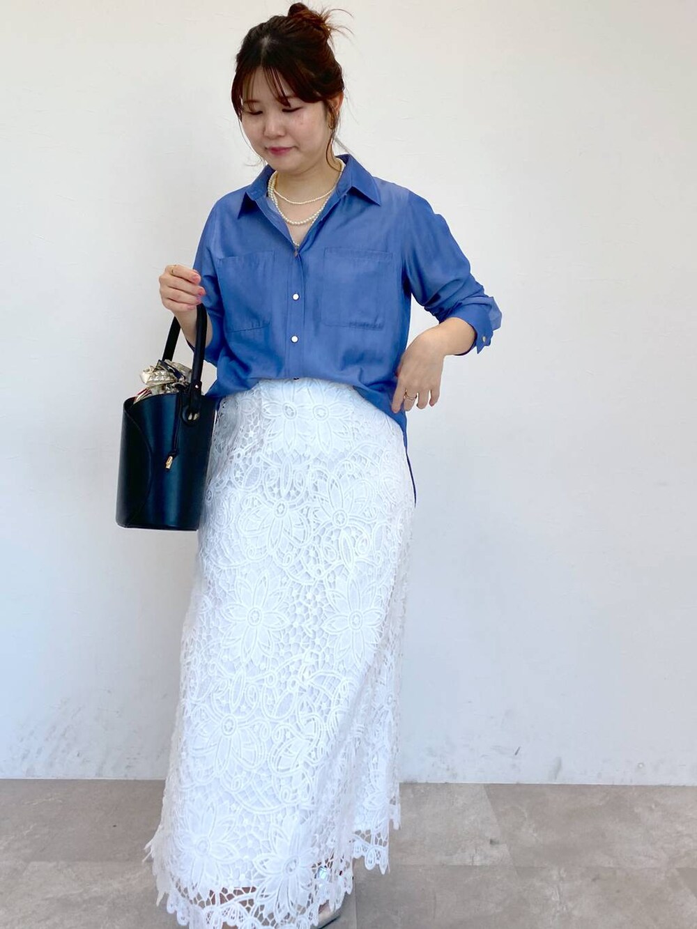 「女子ウケ、カジュアル、体型カバー、休日コーデ、高身長、Andemiu、シャツ、シャツスタイル、スカート、春服みてみて、春コーデ」｜「Andemiuのスカーフバケツバック322616（ショルダーバッグ、ブラック系）」を使った、andemiu_mayaさん（レディース・165cm）の春コーディネートの2枚目の写真